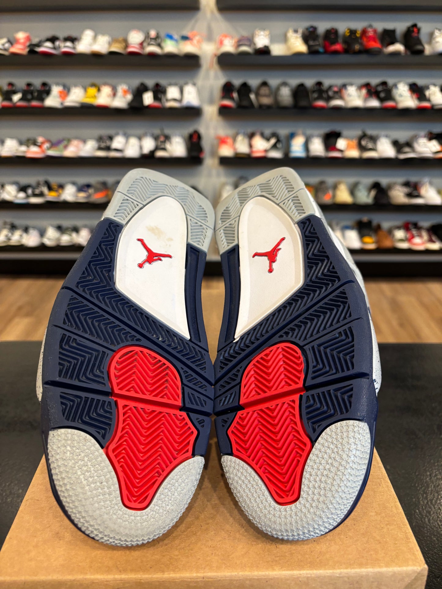 Jordan 4 Midnight Navy Size 8.5 Pre-Owned (No Box)