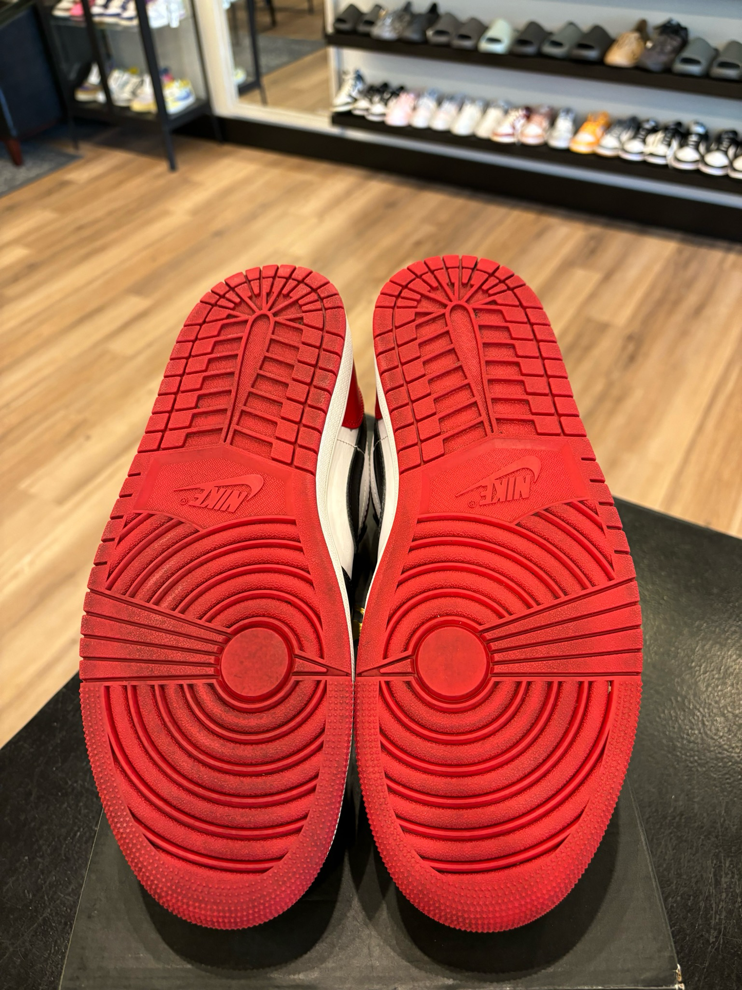 Jordan 1 Low Bred Toe Size 10 Pre-Owned