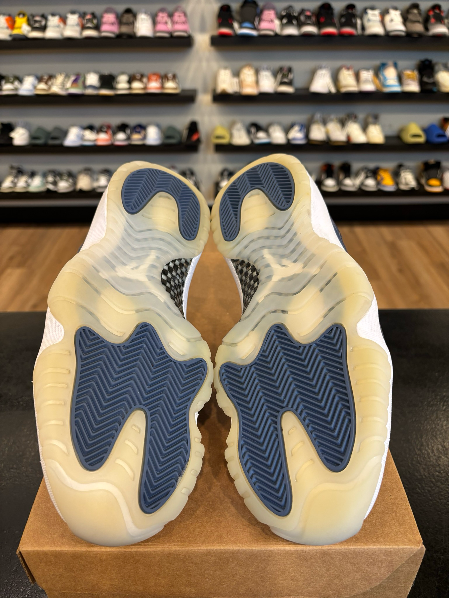 Jordan 11 Low Diffused Blue Size 8 Pre-Owned (No Box)