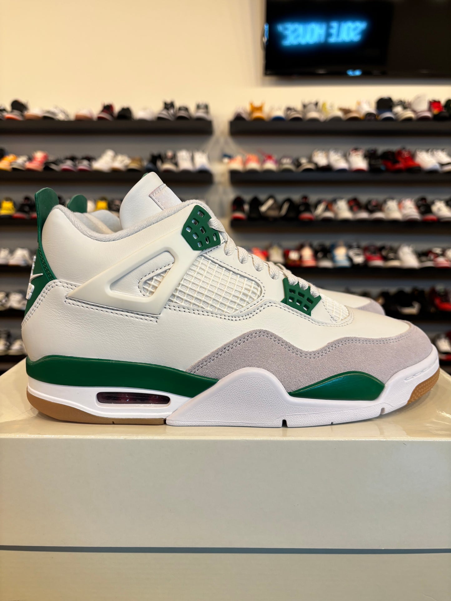 Jordan 4 SB Pine Green Size 9.5 Brand New