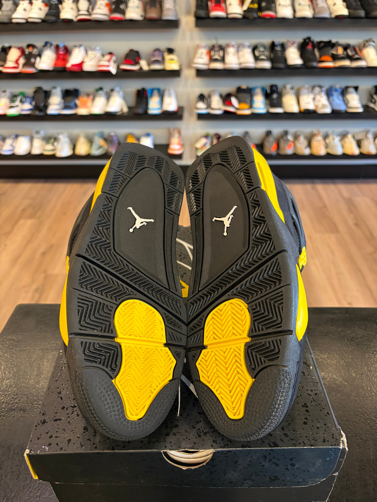 Jordan 4 Yellow Thunder Size 10.5 Pre-Owned