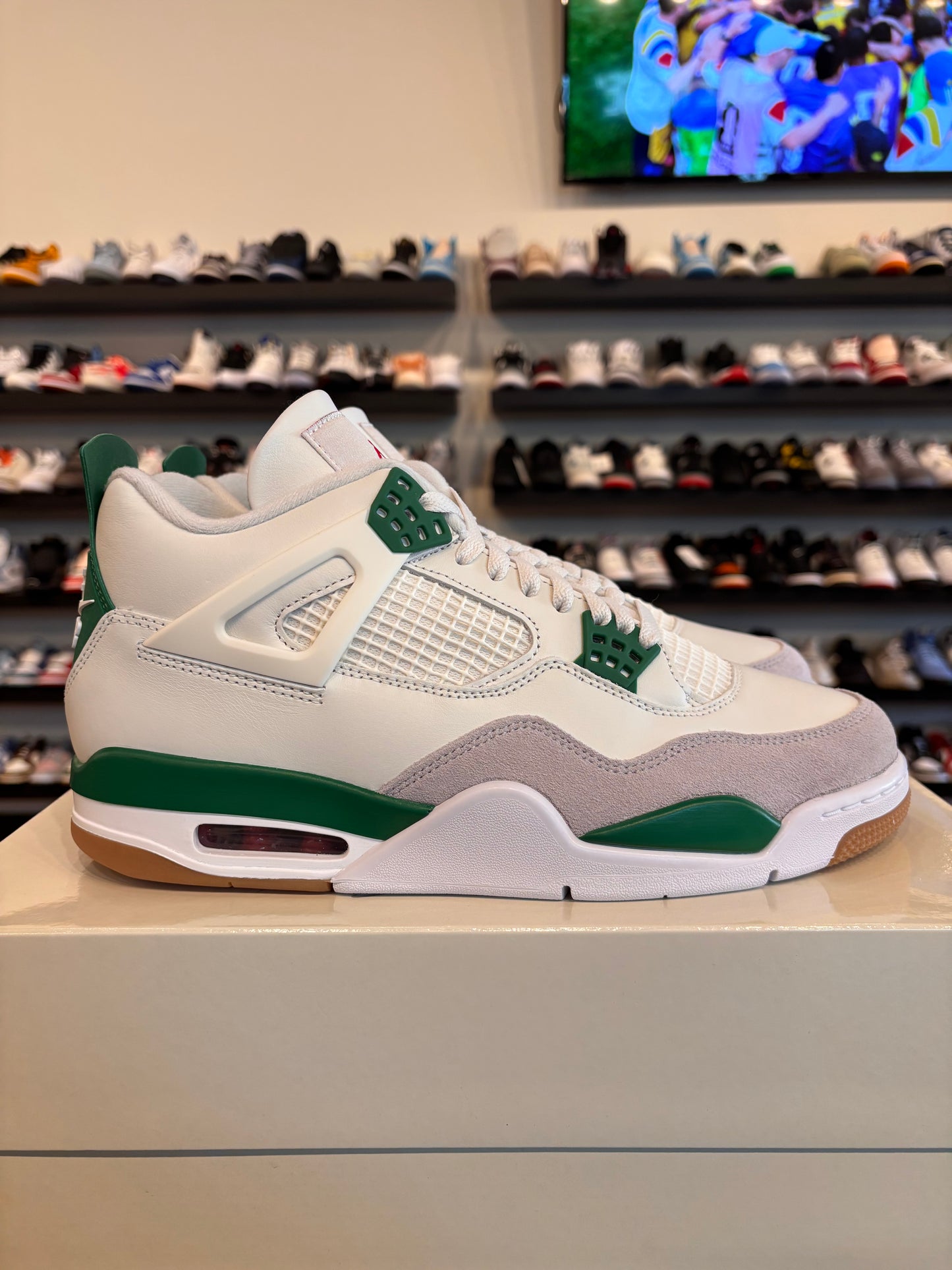 Jordan 4 SB Pine Green Size 10.5 Brand New