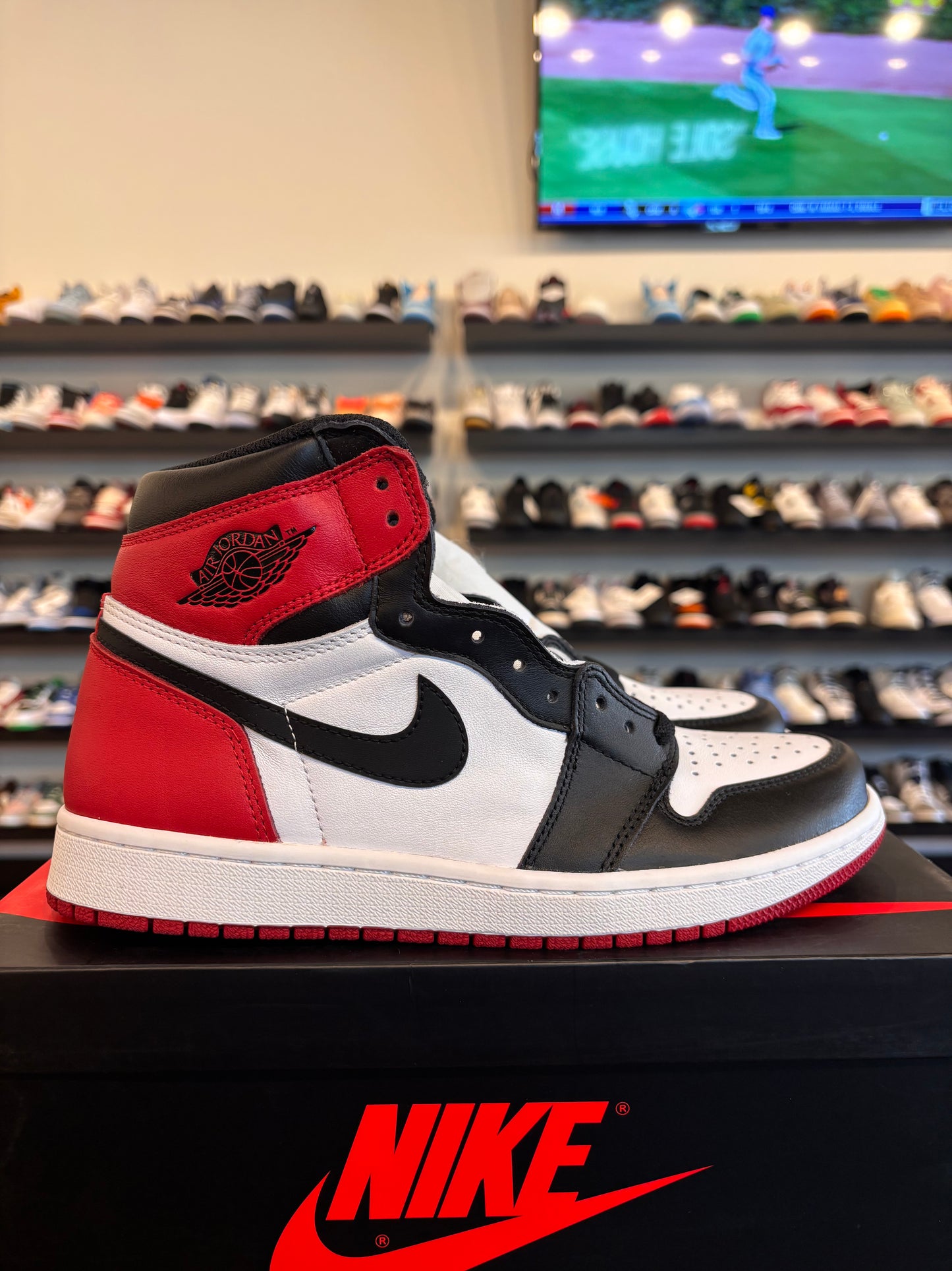 Jordan 1 Black Toe 2016 Size 8.5 Brand New