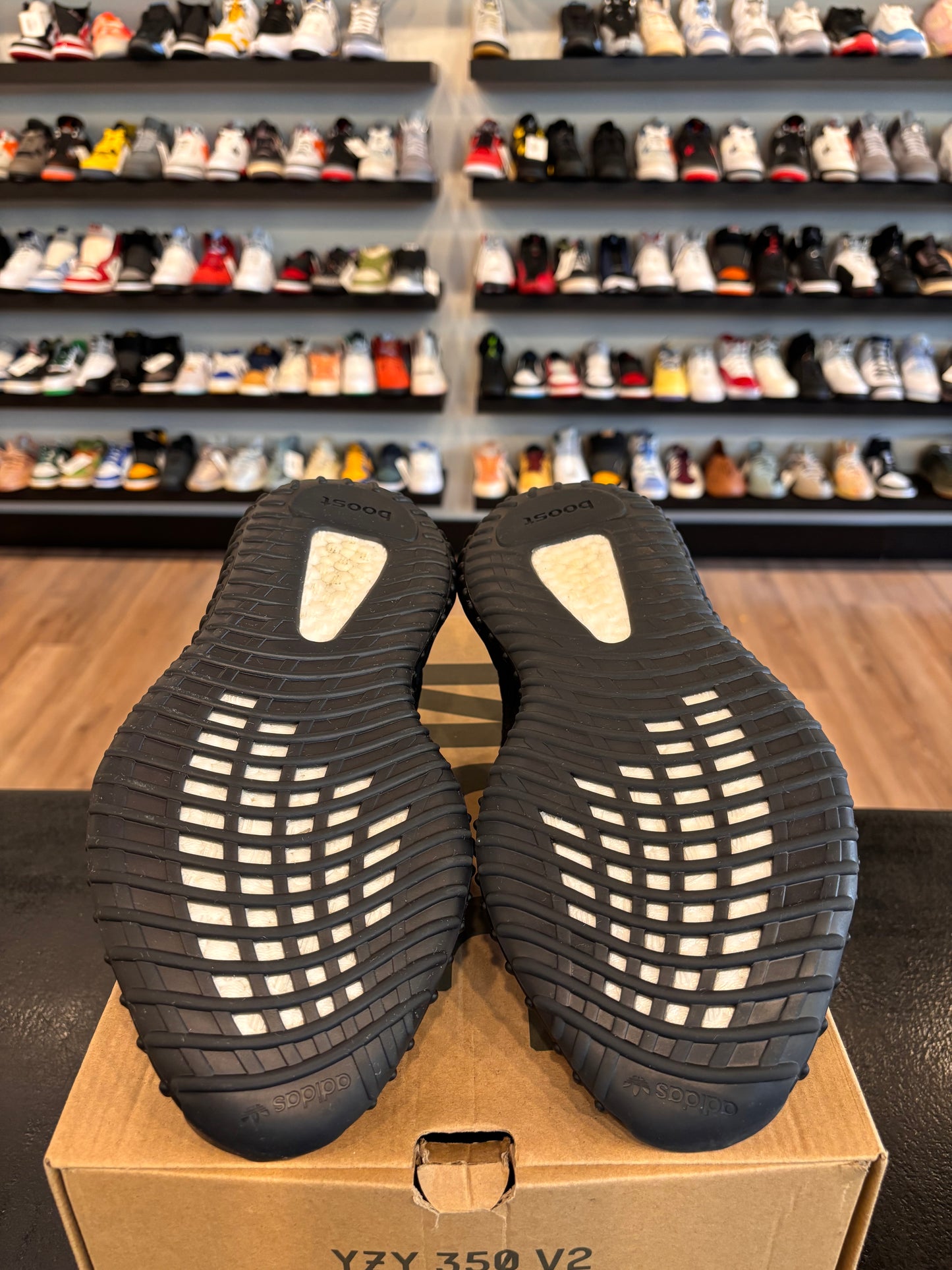 Yeezy 350 V2 Onyx Size 9 Pre-Owned