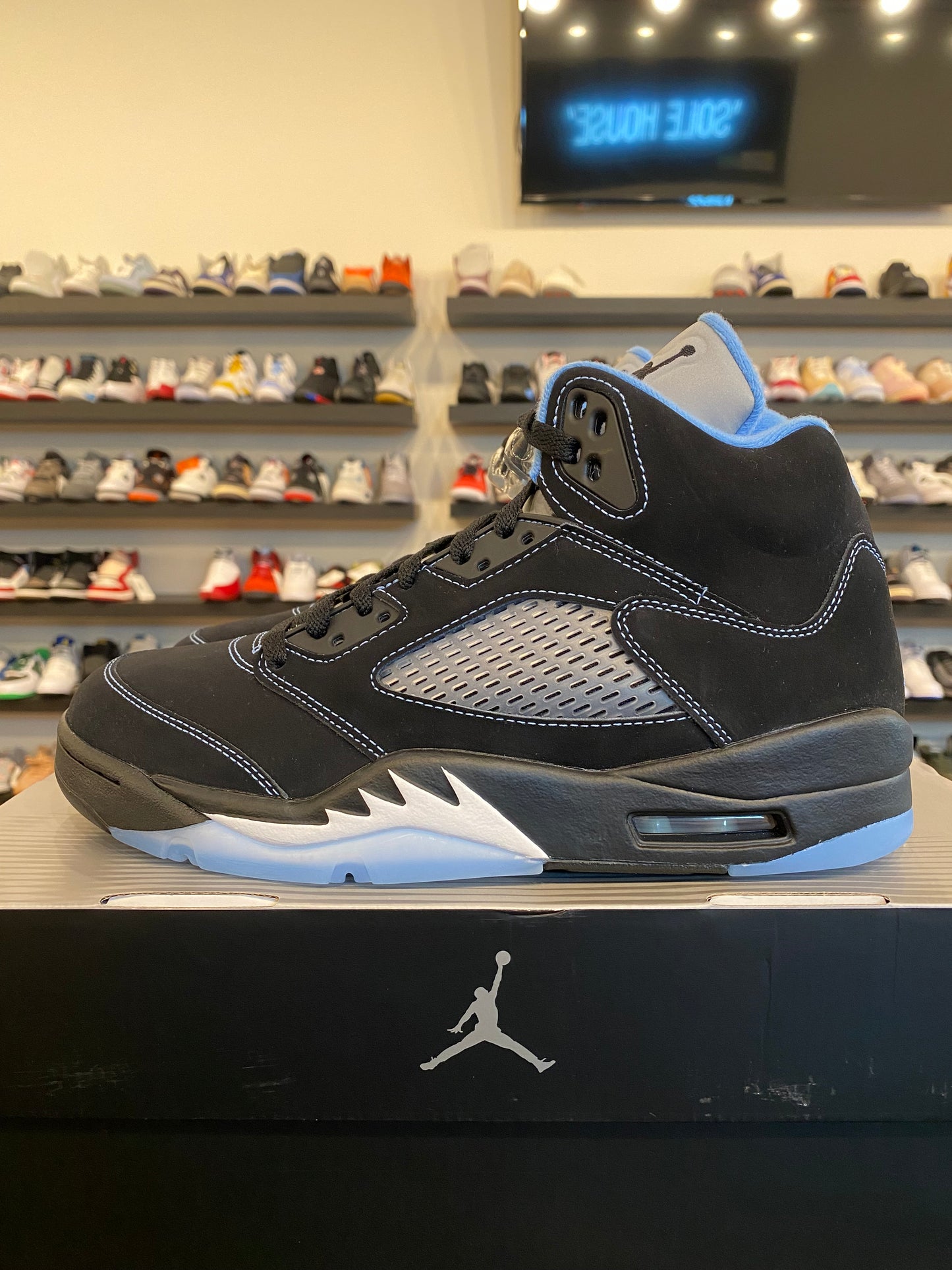 Jordan 5 Black University Blue Size 9 Brand New