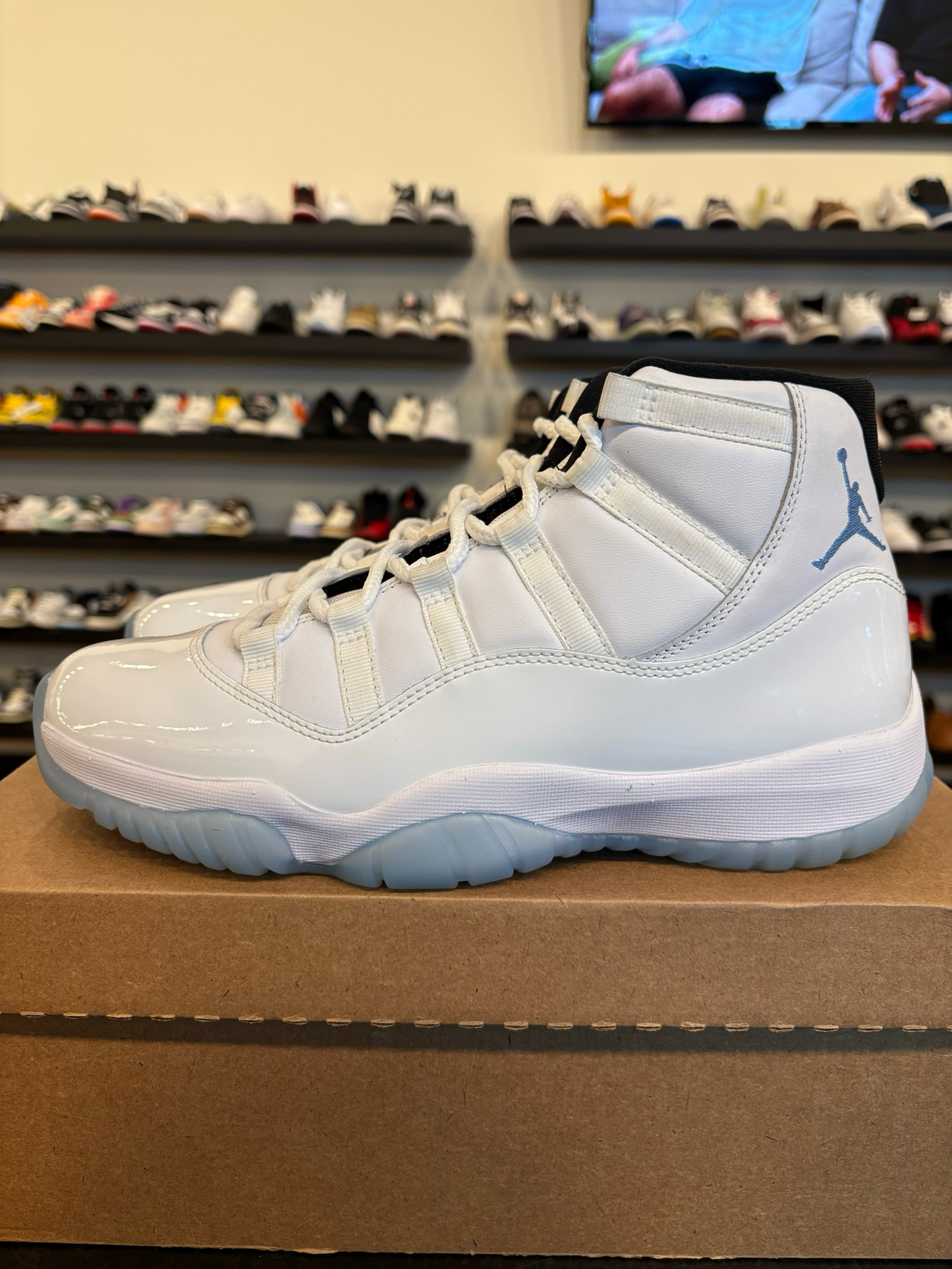 Jordan 11 Legend Blue 2024 Size 9.5 Pre-Owned