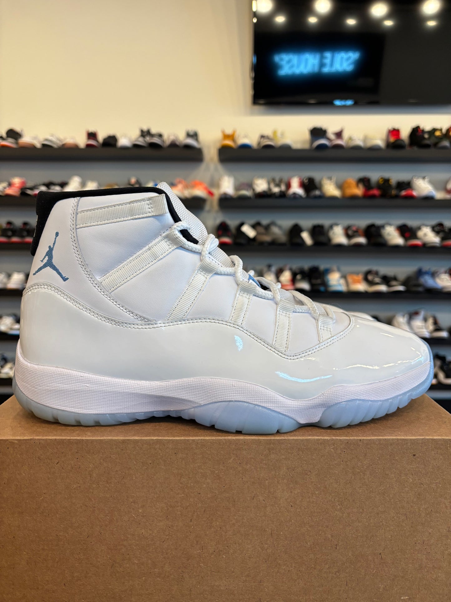 Jordan 11 Legend Blue Size 13 Pre-Owned (No Box)