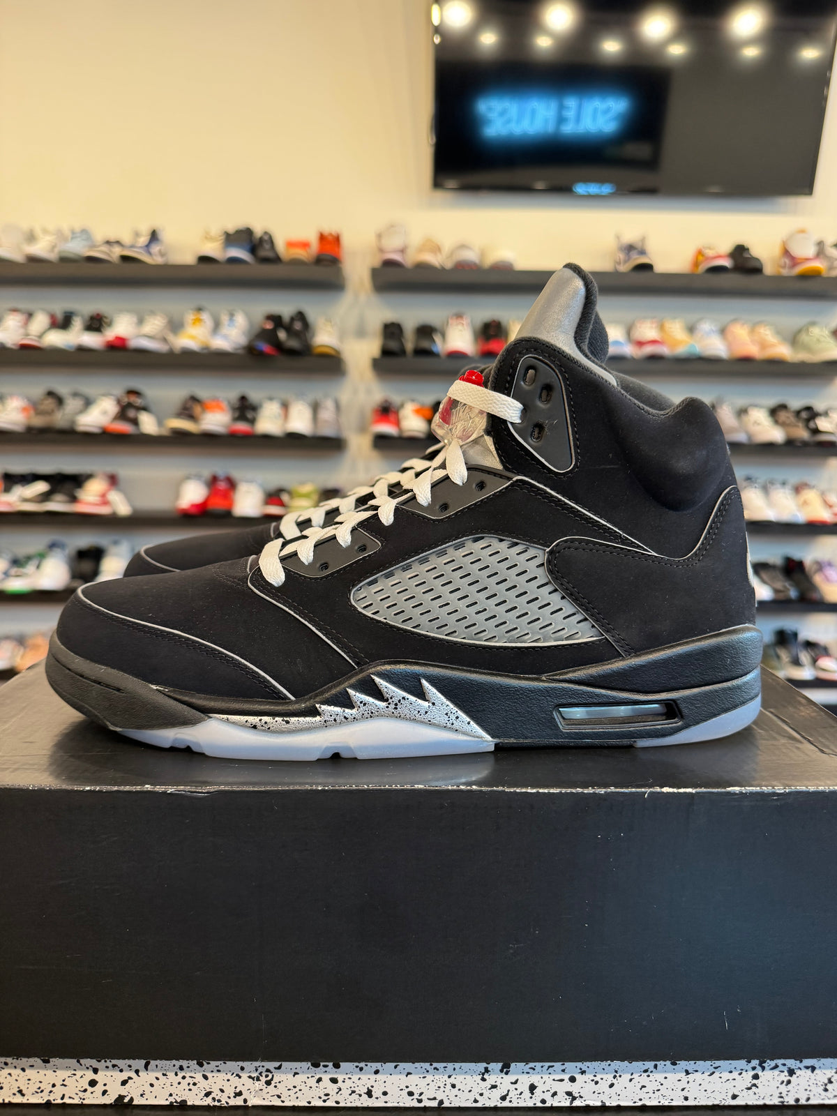 Jordan 5 Reimagined Black Metallic Size 12.5 Pre-Owned