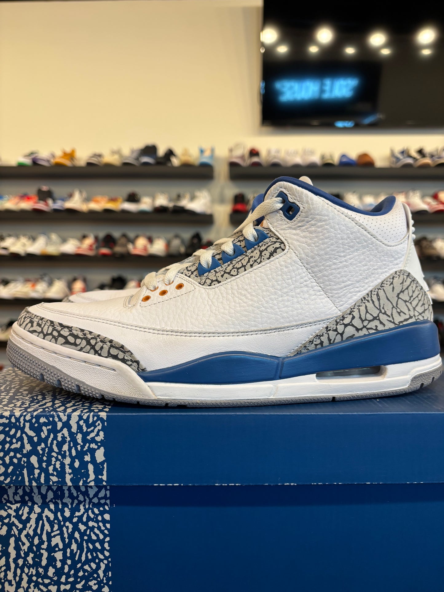 Jordan 3 Wizards Size 10 Pre-Owned