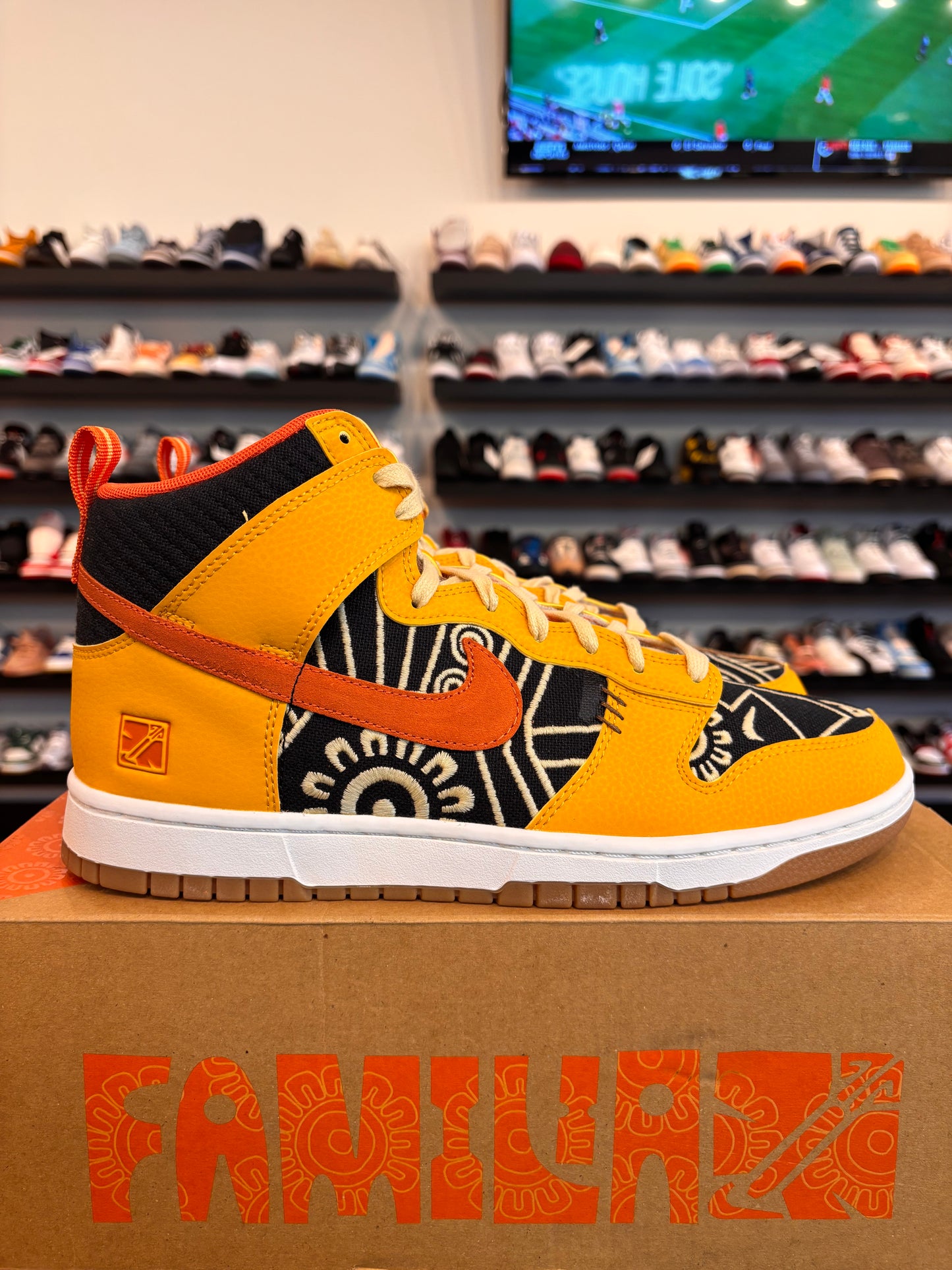 Nike Dunk High Somos Familia Size 10.5 Brand New