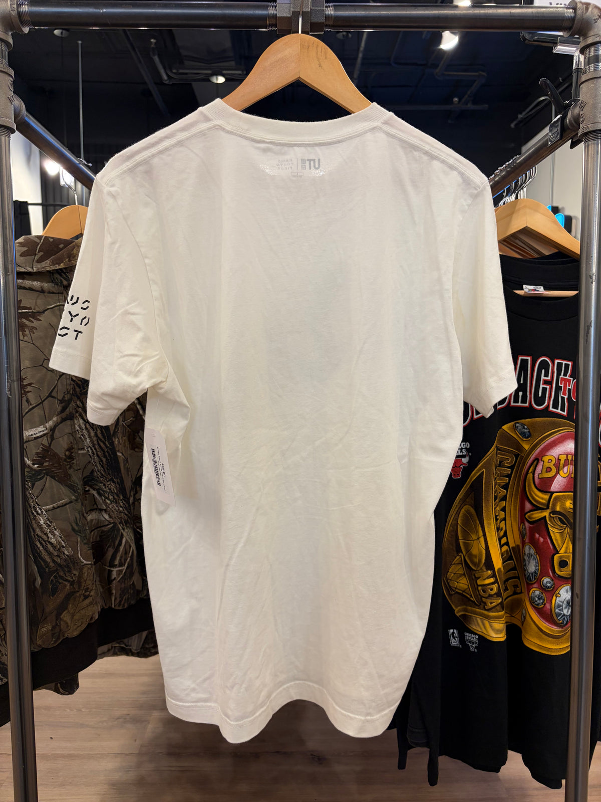 Uniqlo Kaws White Tee Size Large Pre-Owned