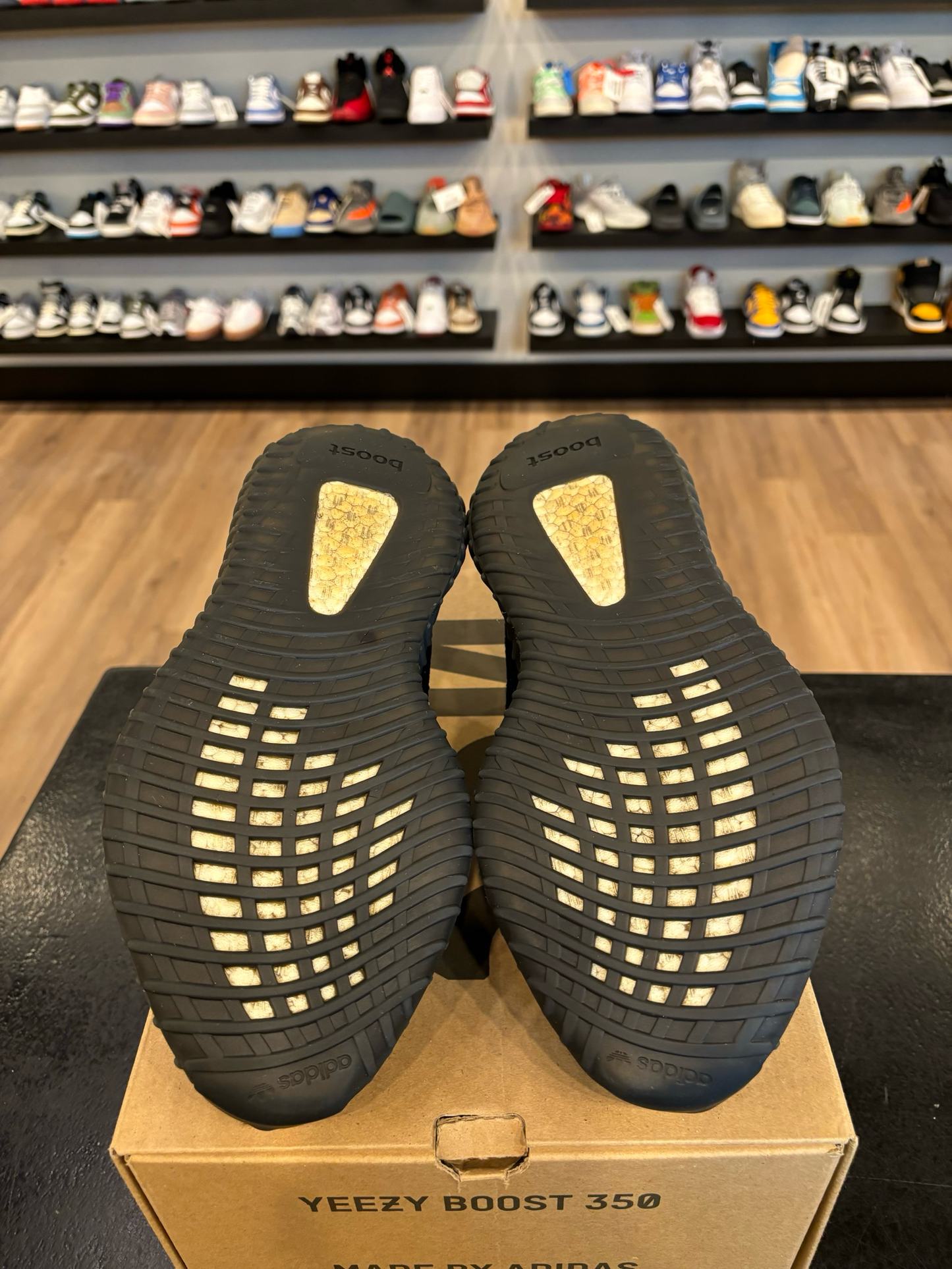 Yeezy 350 V2 Dazzling Blue Size 8.5 Pre-Owned