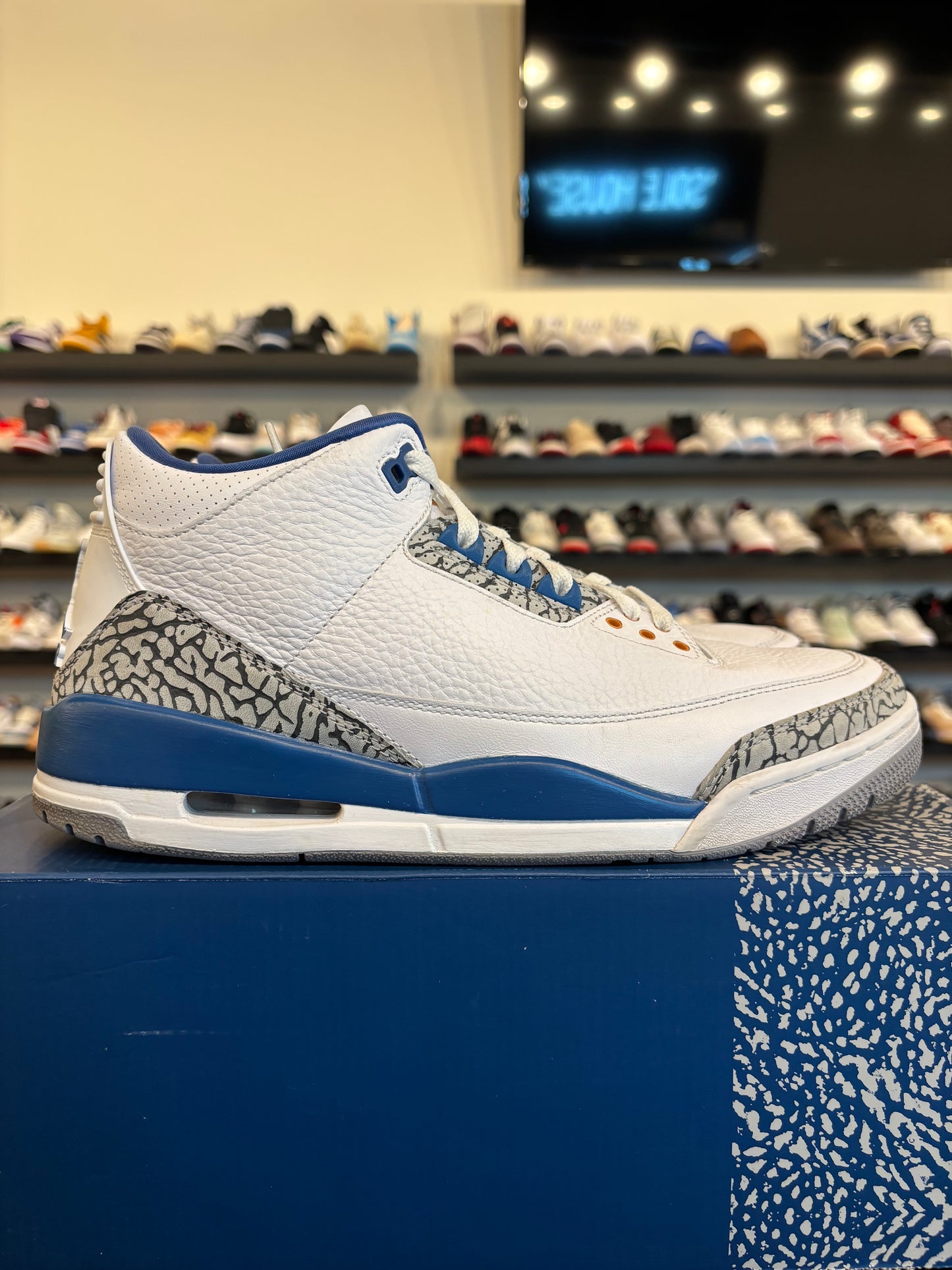 Jordan 3 Wizards Size 10 Pre-Owned