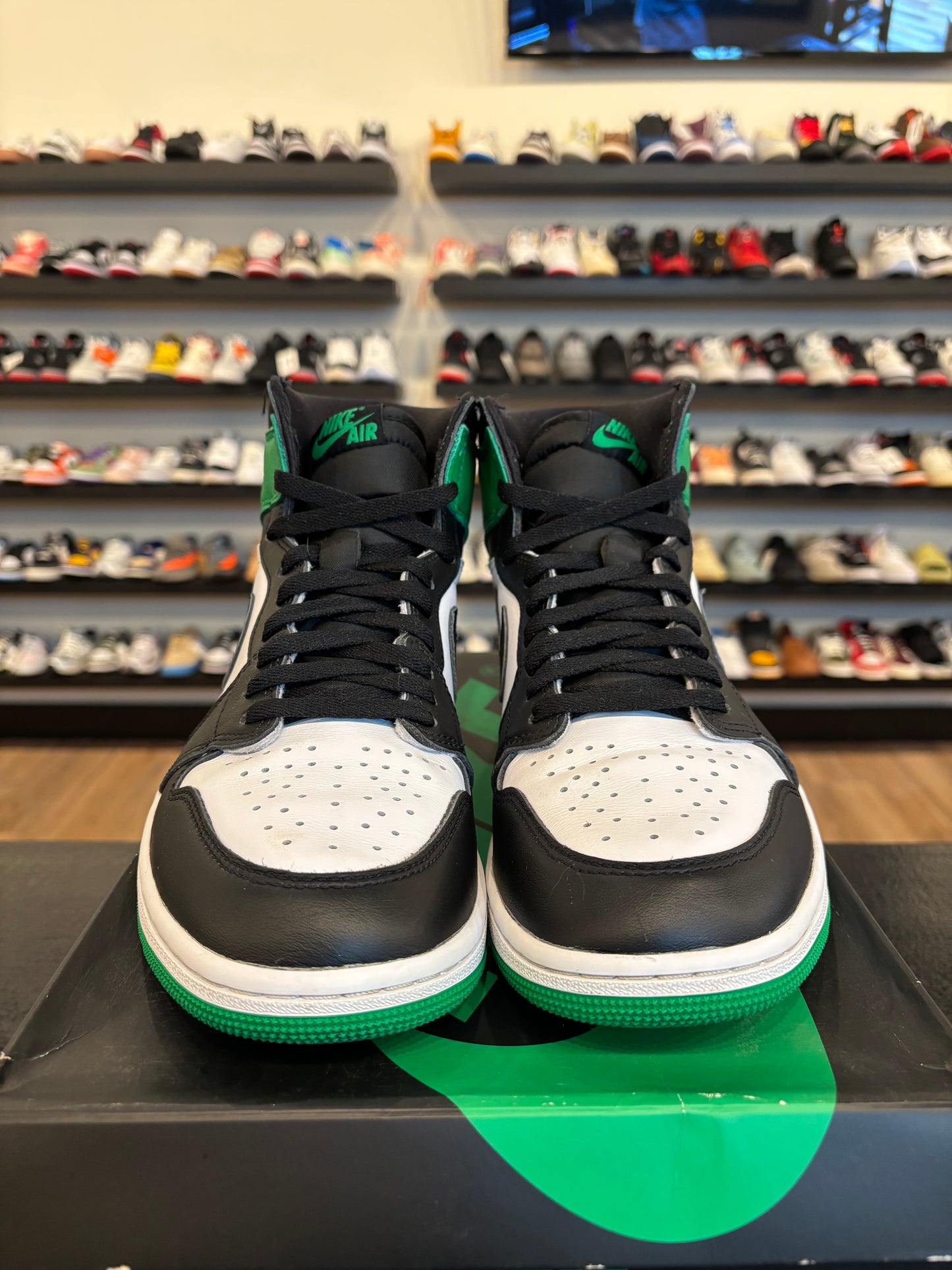 Jordan 1 Lucky Green Size 9.5 Pre-Owned