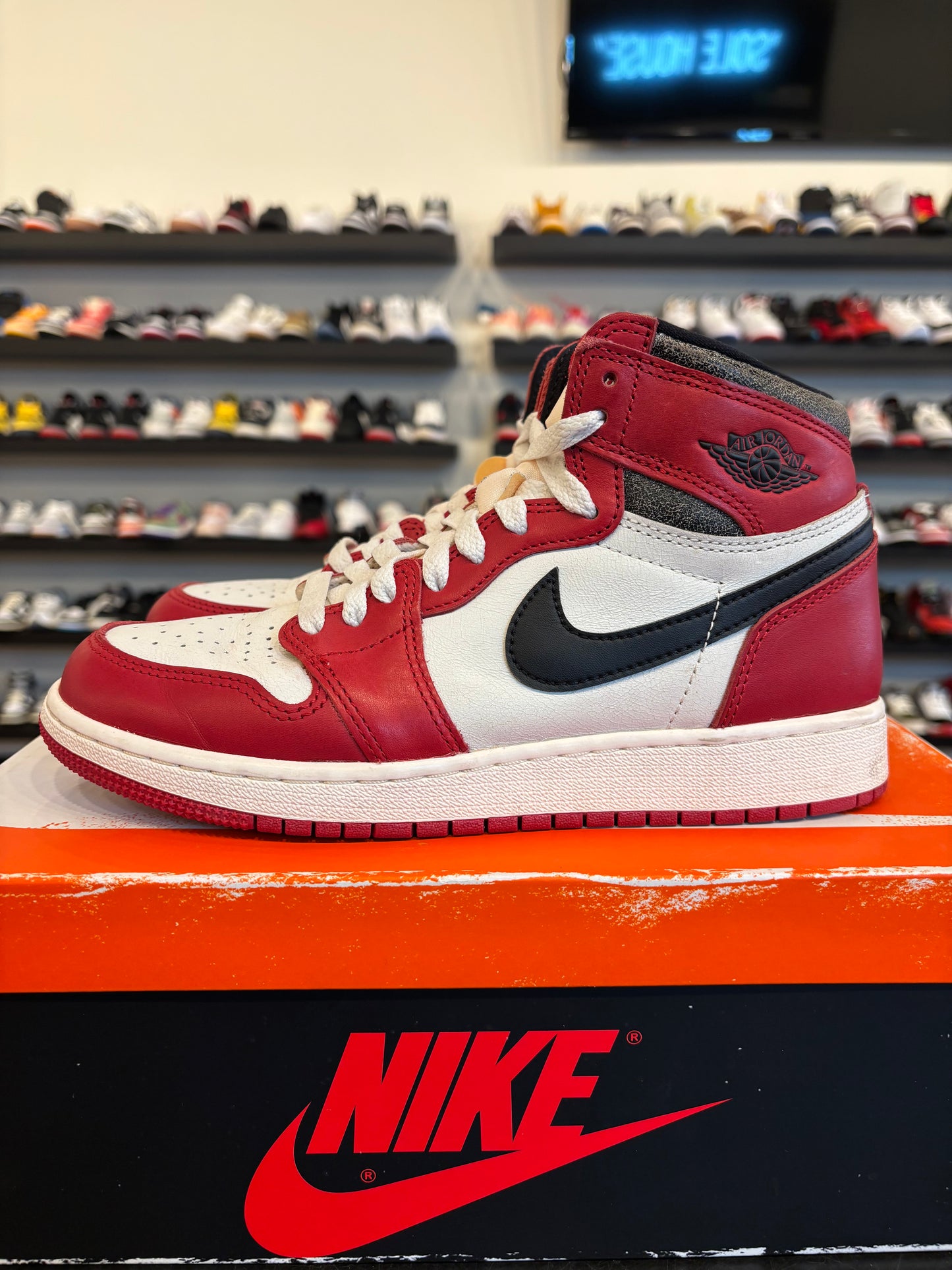 Jordan 1 Lost and Found Size 6Y (7.5W) Pre-Owned