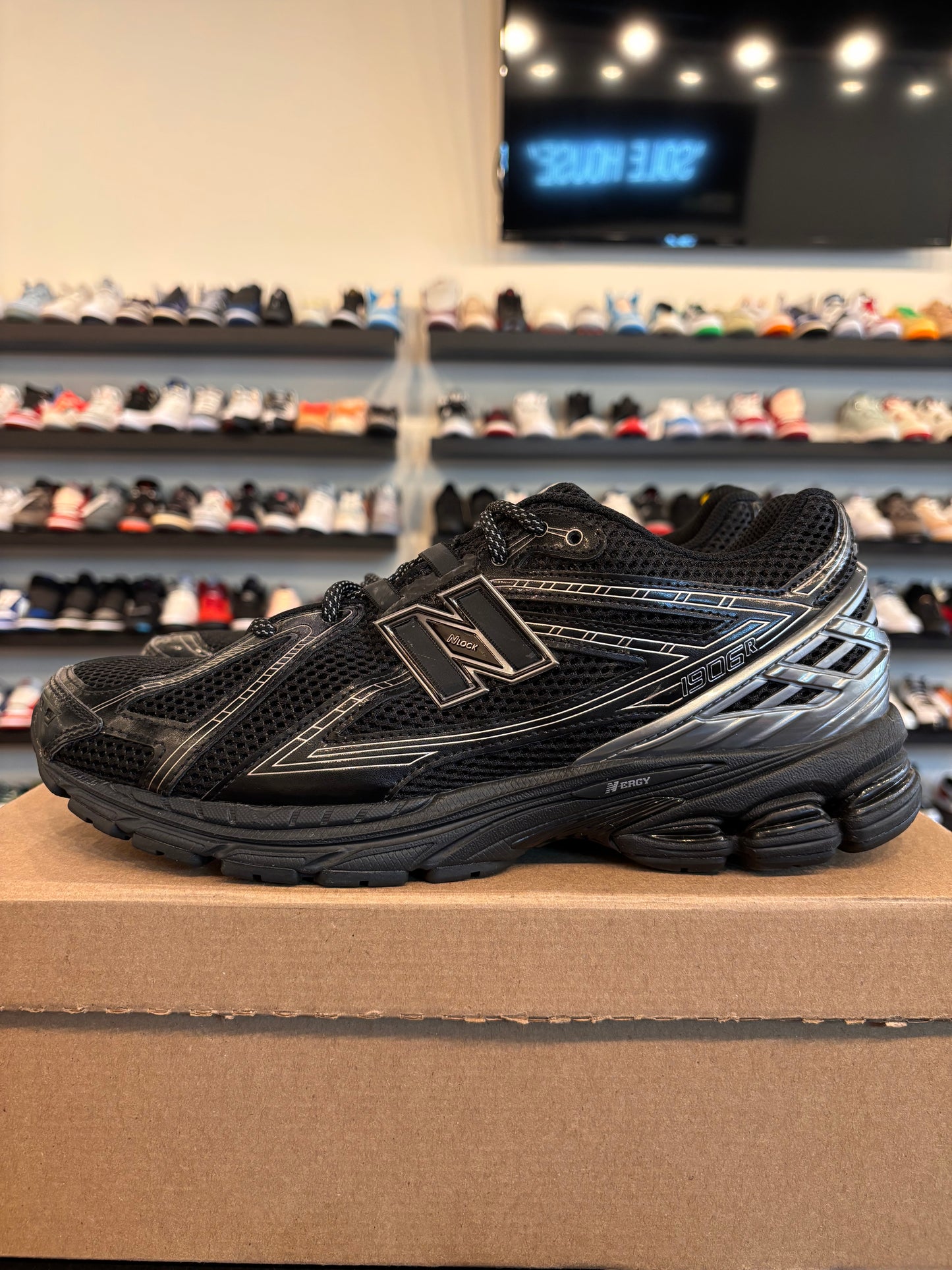 New Balance 1906R Triple Black Size 11 Pre-Owned (No Box)
