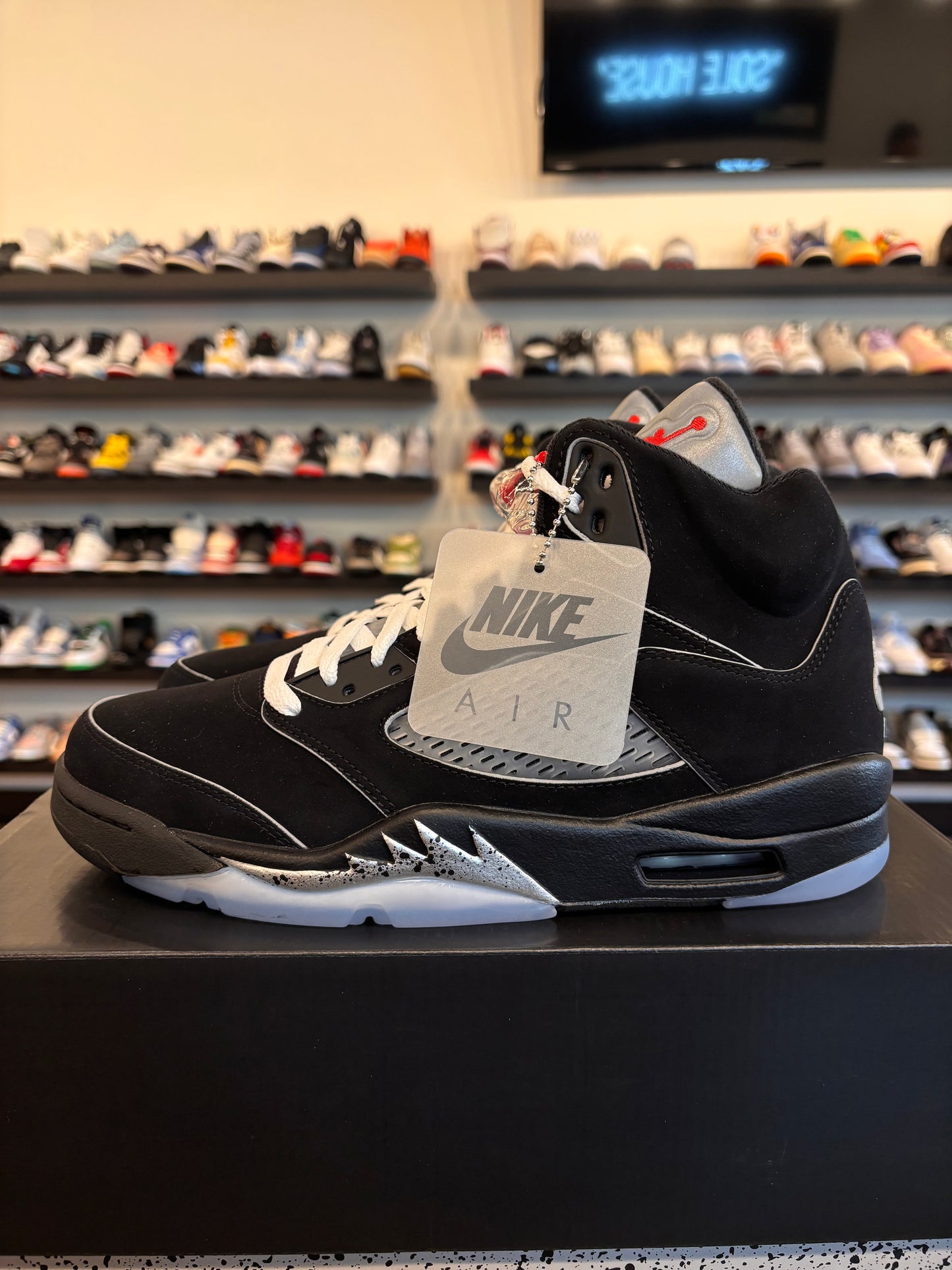 Jordan 5 Reimagined Black Metallic Size 9.5 Brand New