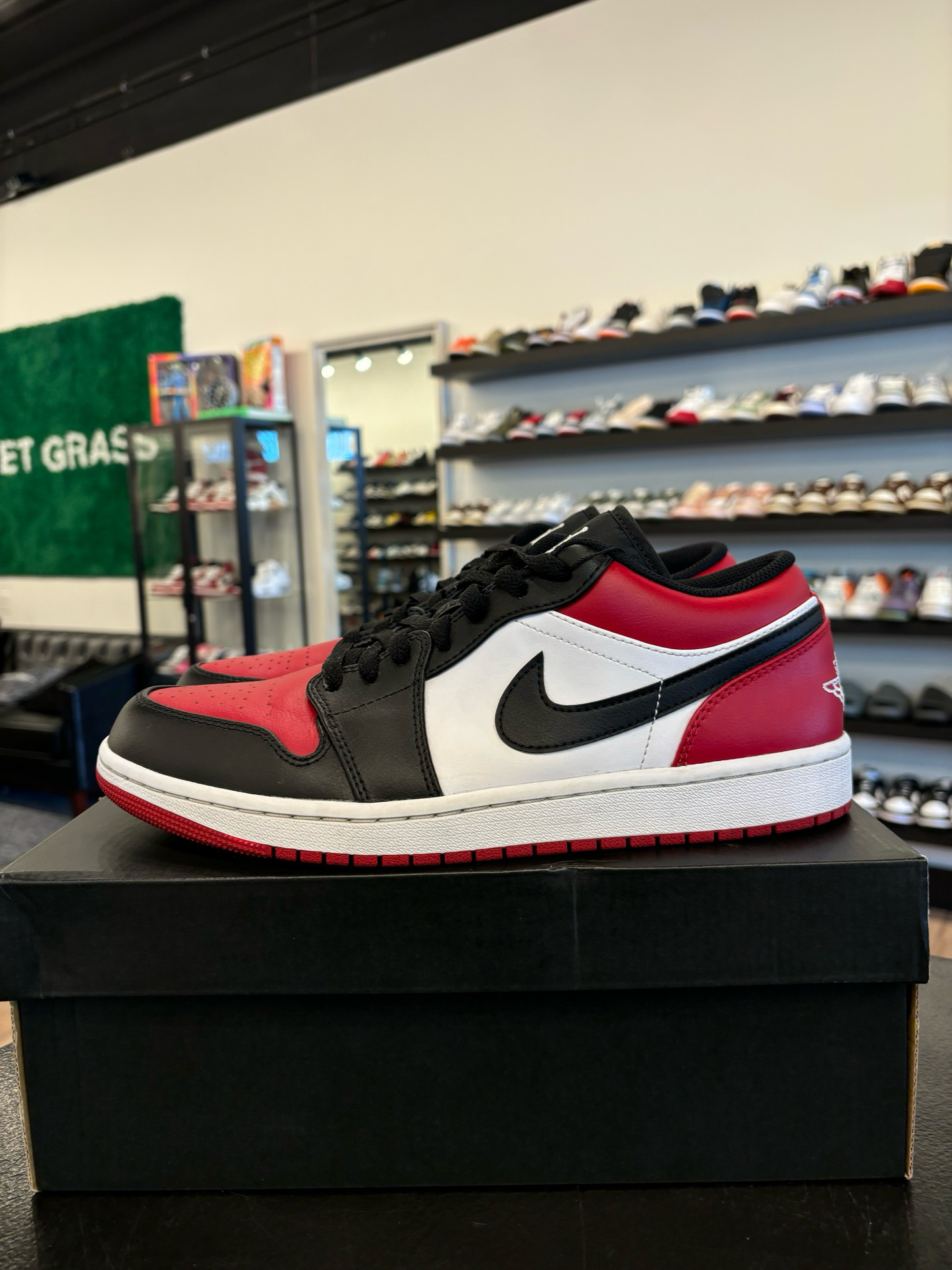 Jordan 1 Low Bred Toe Size 10 Pre-Owned
