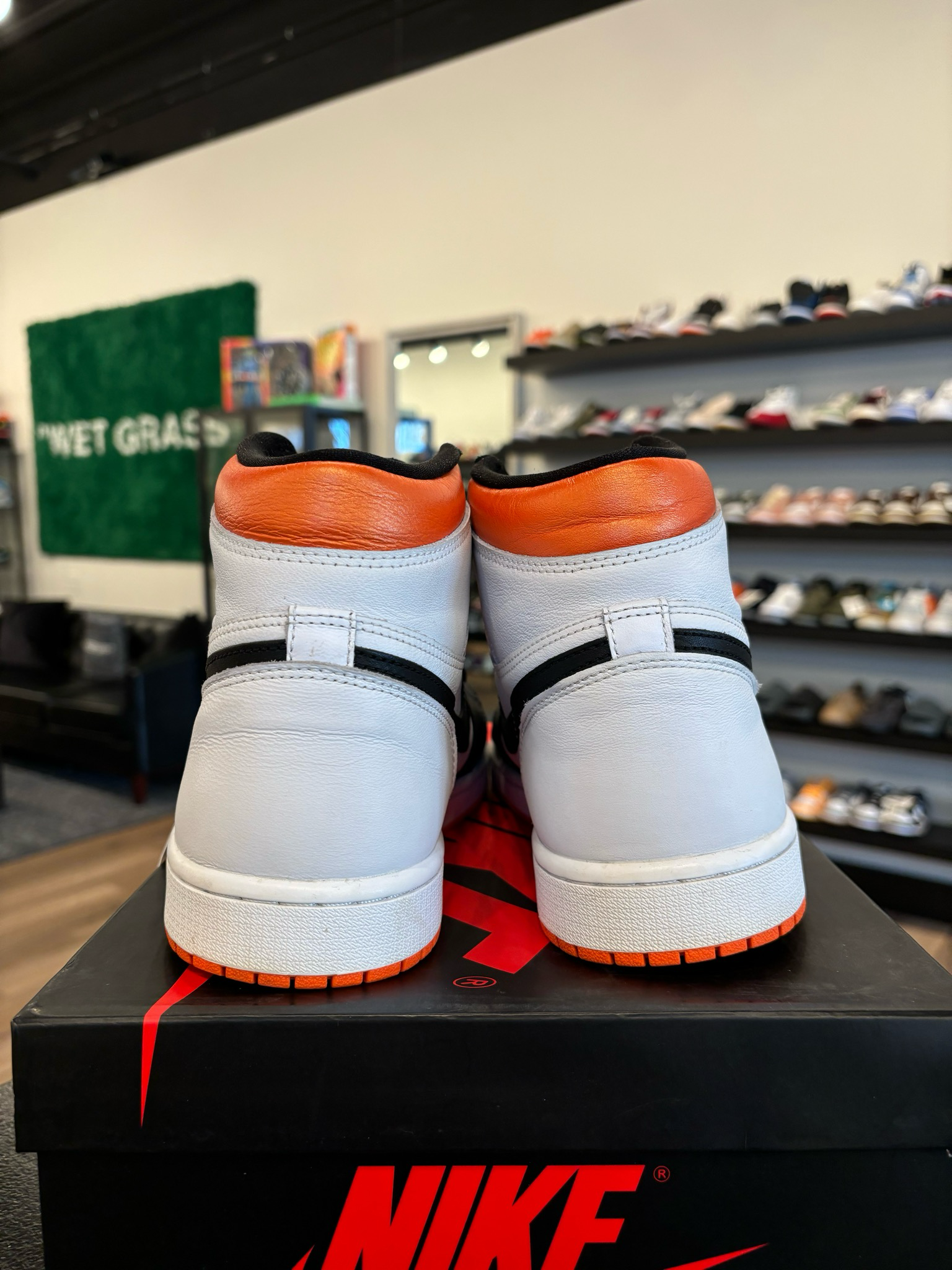 Jordan 1 Electro Orange Size 10.5 Pre-Owned