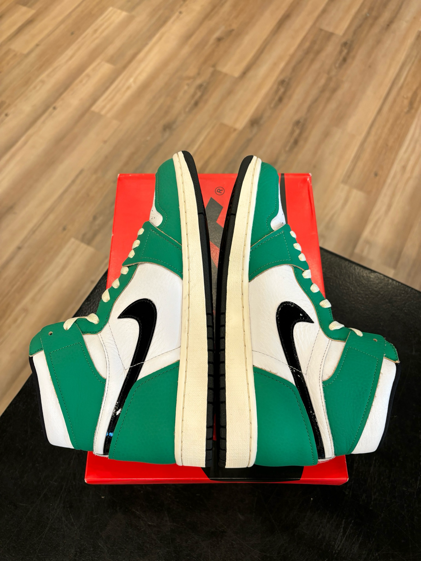 Jordan 1 Lucky Green Size 10.5 (12W) Pre-Owned