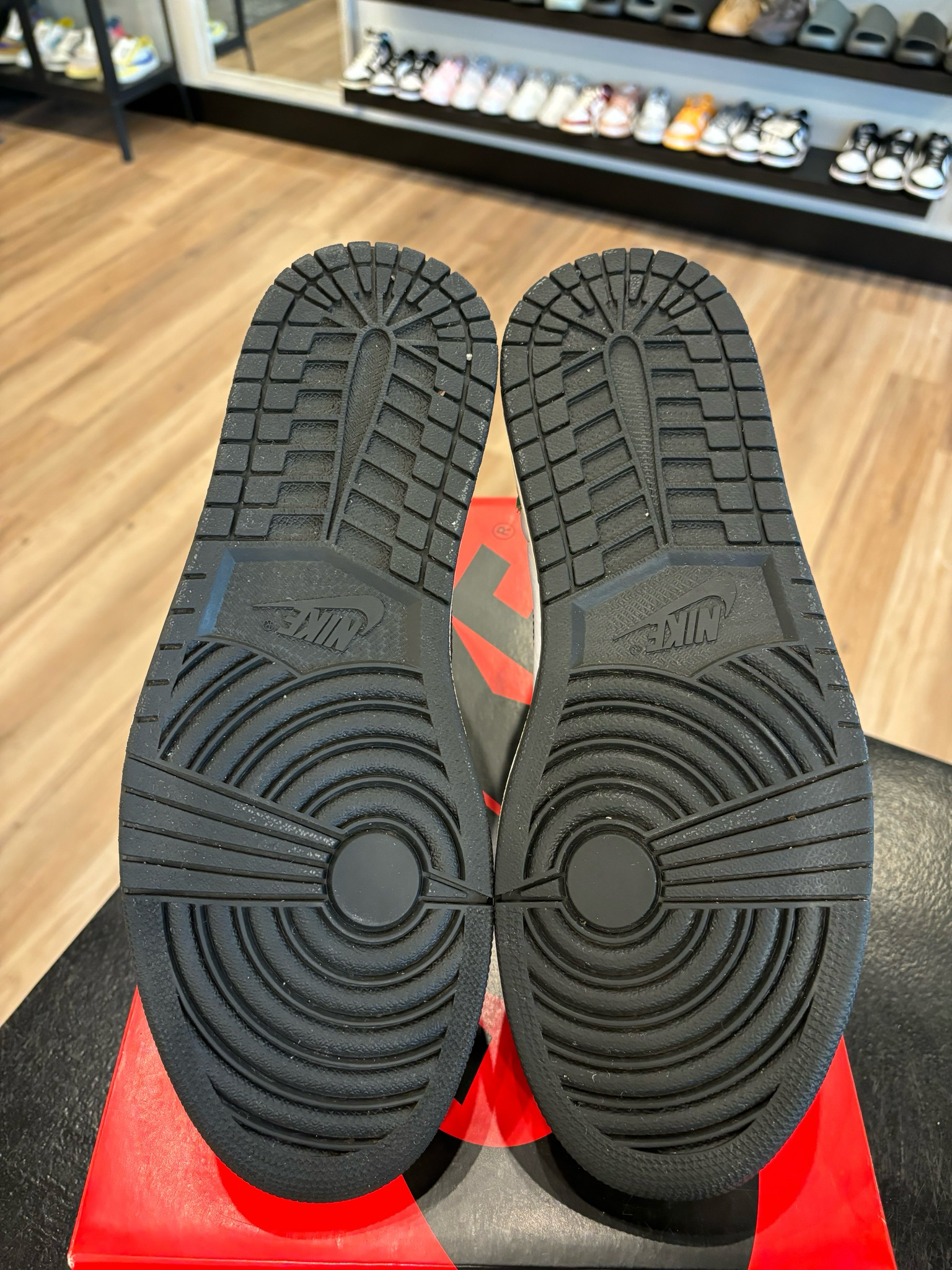 Jordan 1 Lucky Green Size 10.5 (12W) Pre-Owned