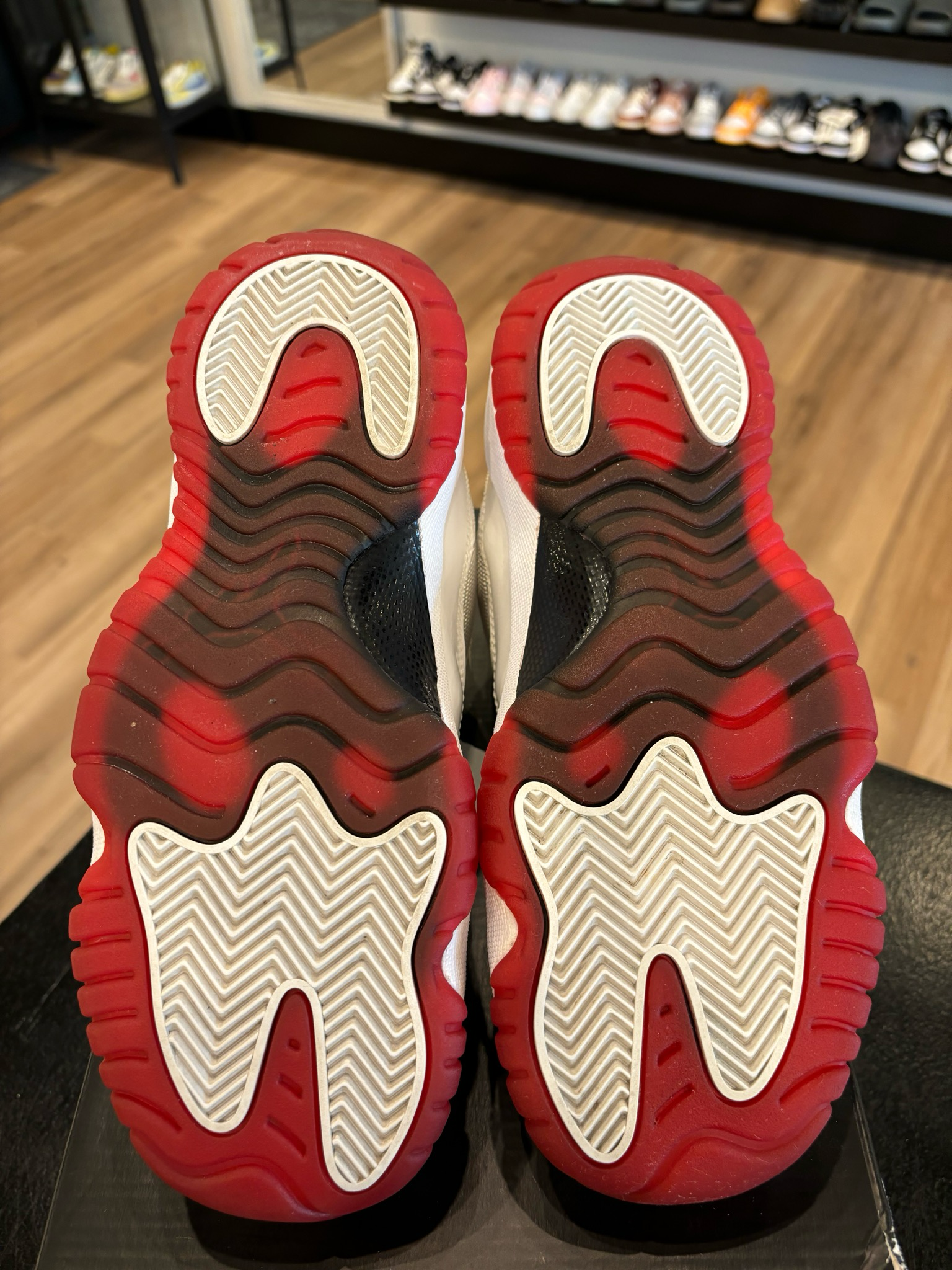 Jordan 11 Low Varsity Red Size 6Y (7.5W) Pre-Owned