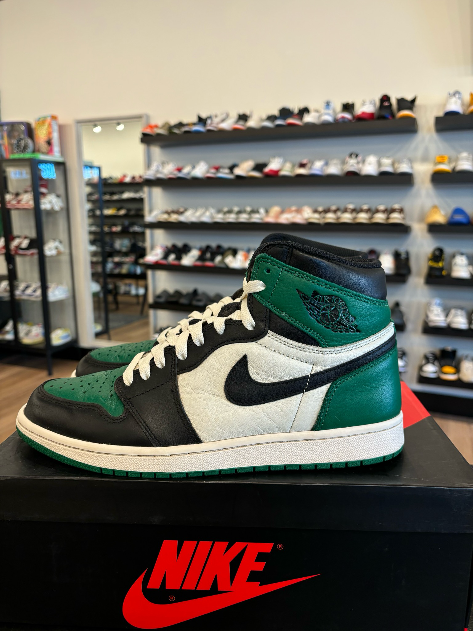 Jordan 1 Pine Green 1.0 size 10.5 Pre-Owned
