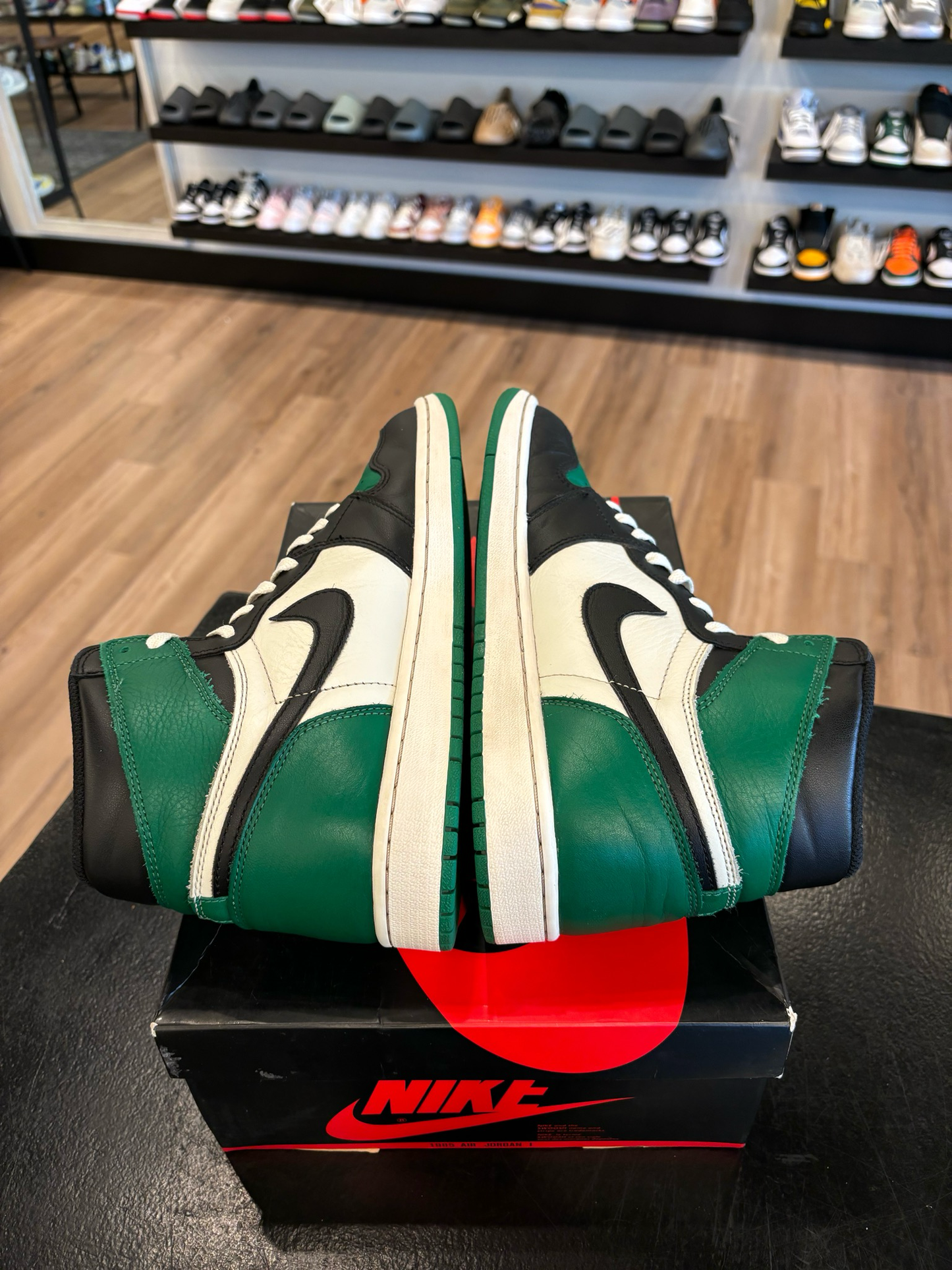 Jordan 1 Pine Green 1.0 size 10.5 Pre-Owned