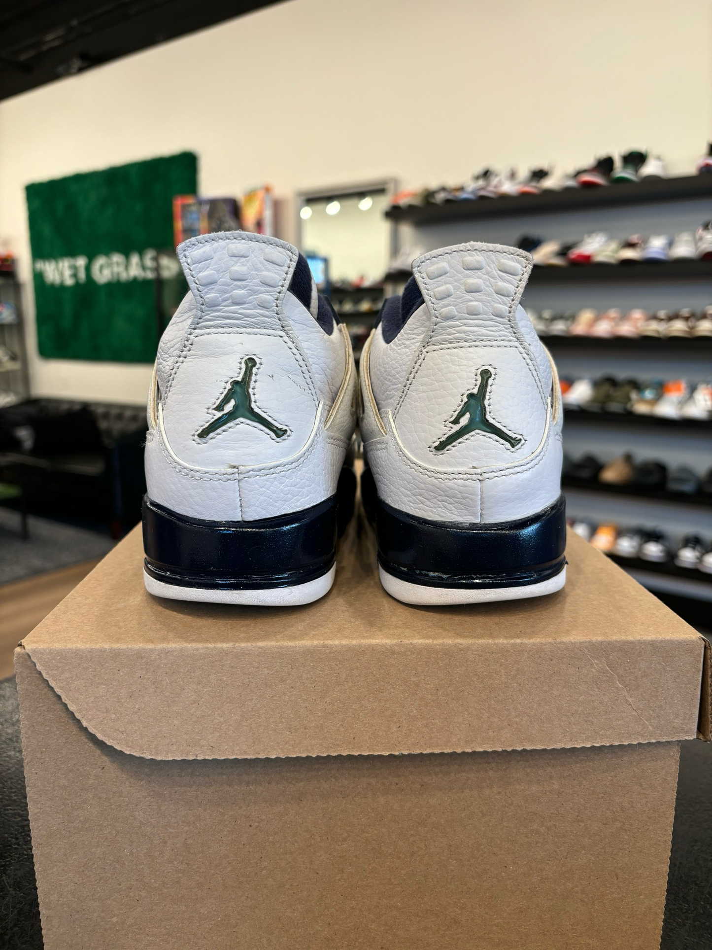 Jordan 4 Legend Blue Size 6Y (7.5W) Pre-Owned (No Box)