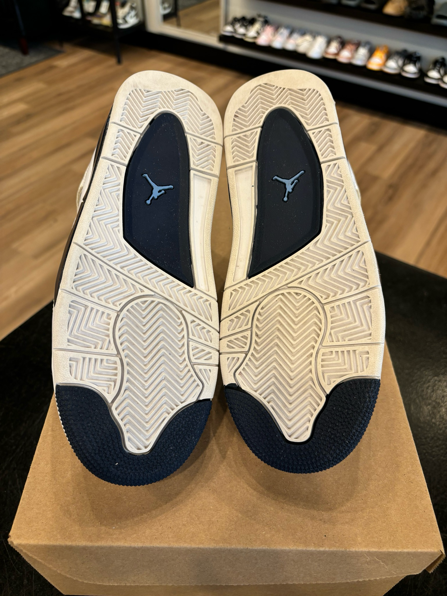 Jordan 4 Legend Blue Size 6Y (7.5W) Pre-Owned (No Box)