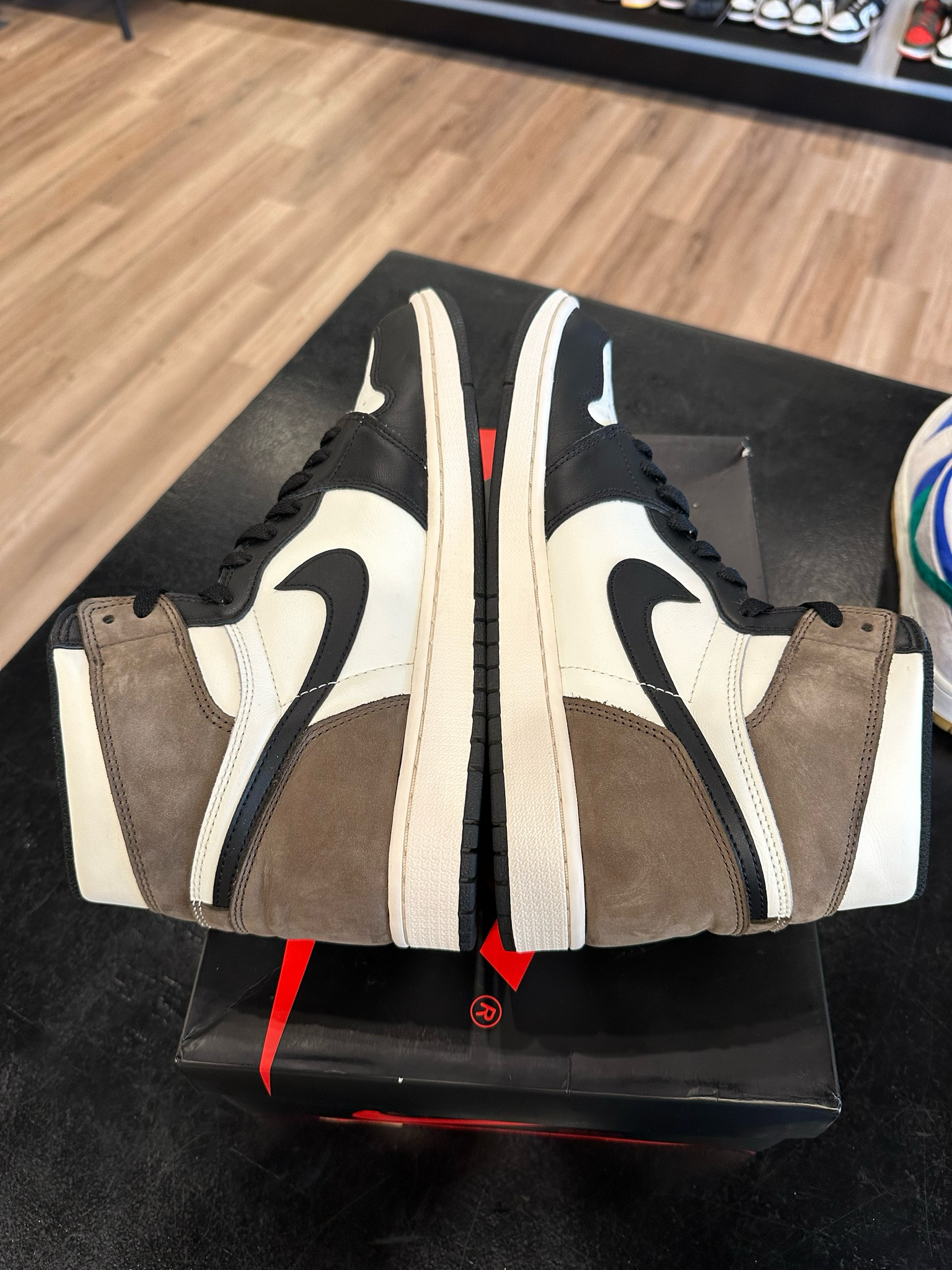 Jordan 1 Mocha Size 11.5 Pre-Owned (C)