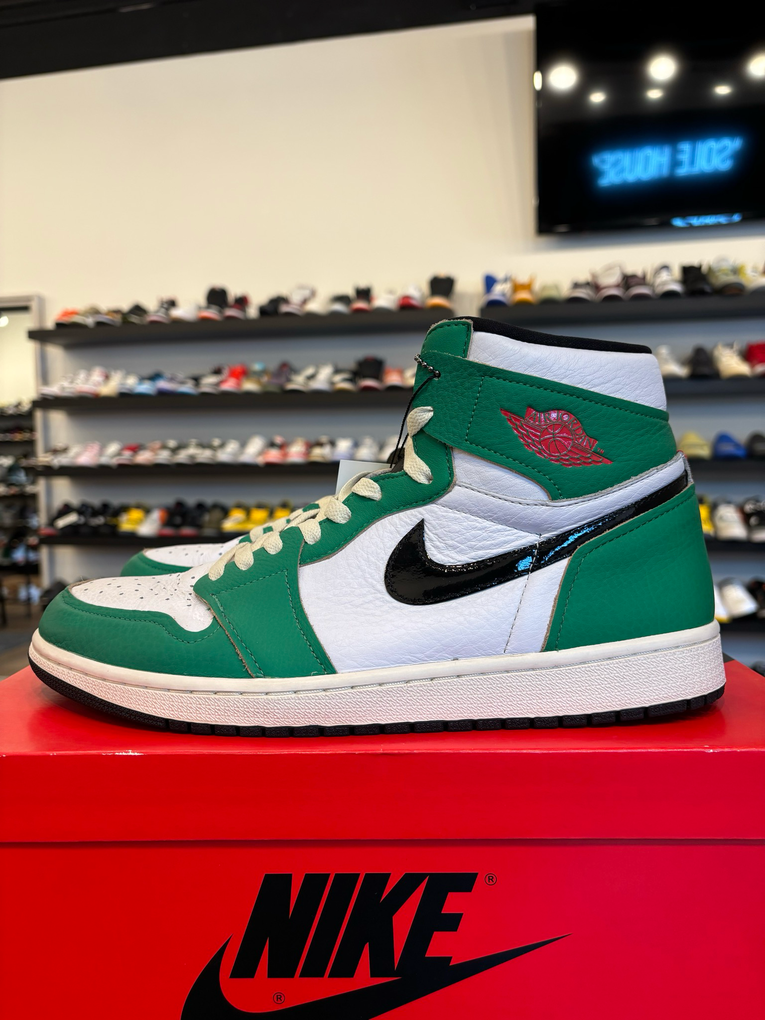 Jordan 1 Lucky Green Size 10.5 (12W) Pre-Owned
