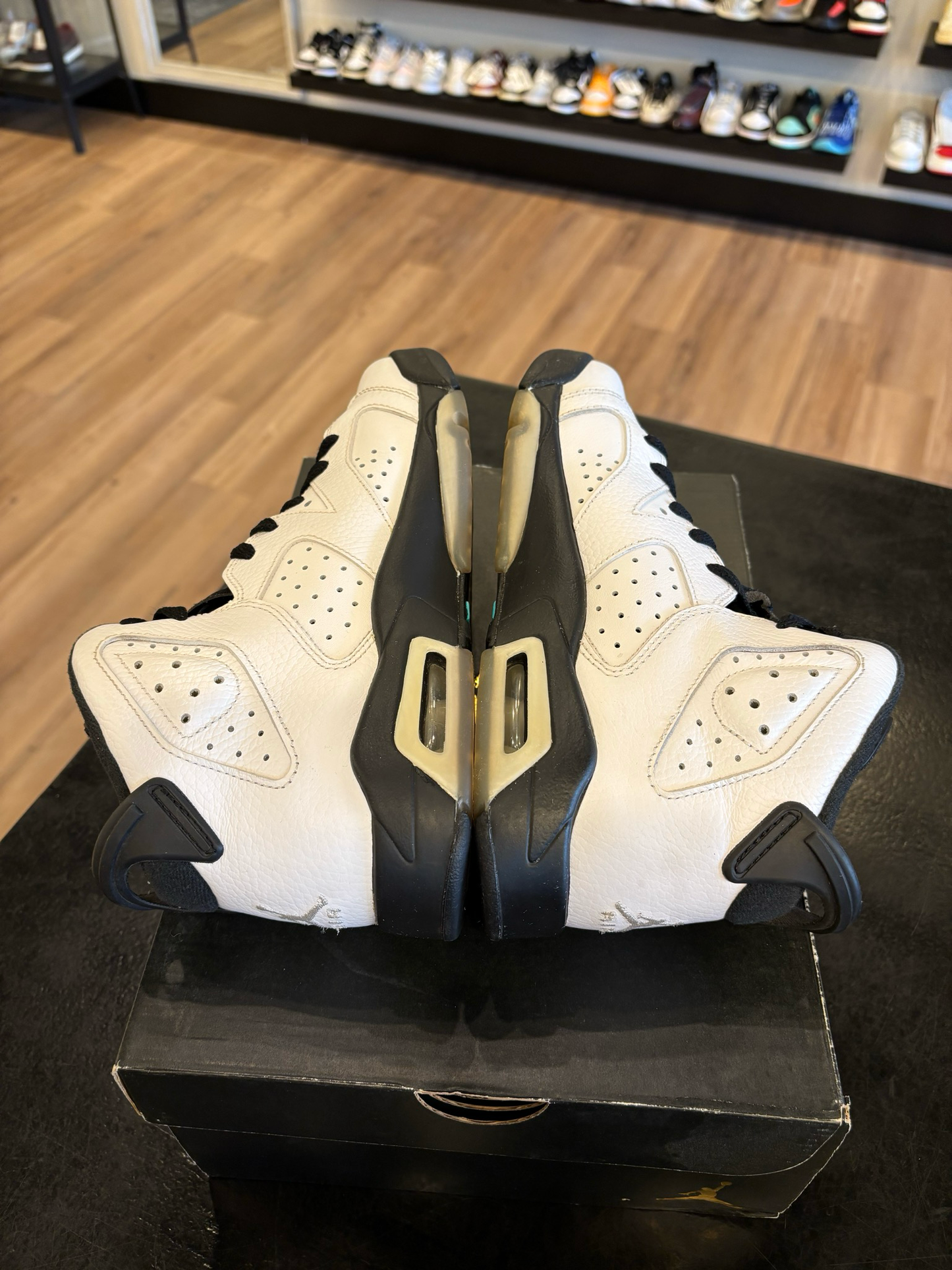 Jordan 6 White Jade Size 6Y (7.5W) Pre-Owned