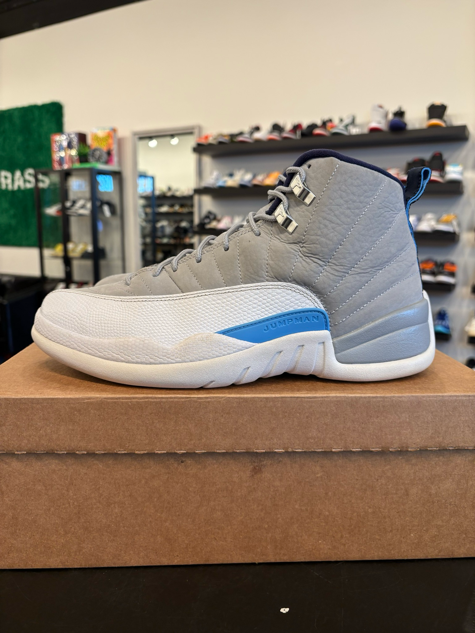 Jordan 12 University Blue Size 9 Pre-Owned (No Box)