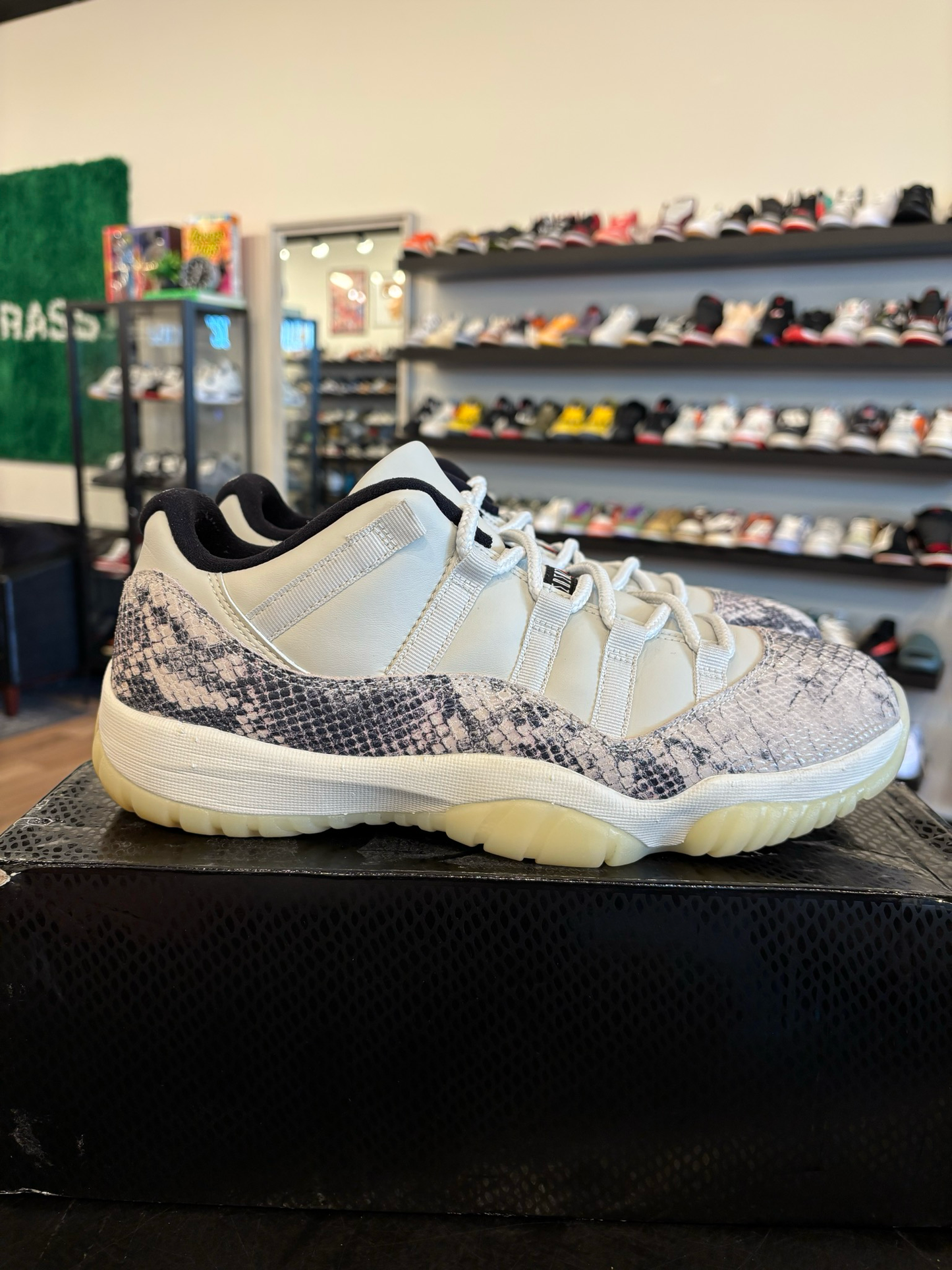Jordan 11 Low White Snakeskin Size 10 Pre-Owned