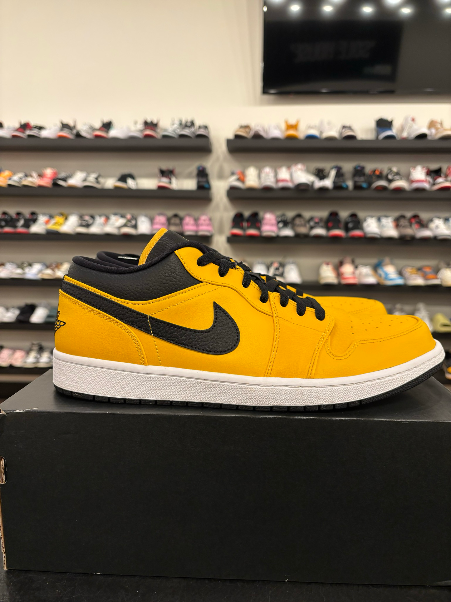 Jordan 1 Low University Gold Size 13 Pre-Owned