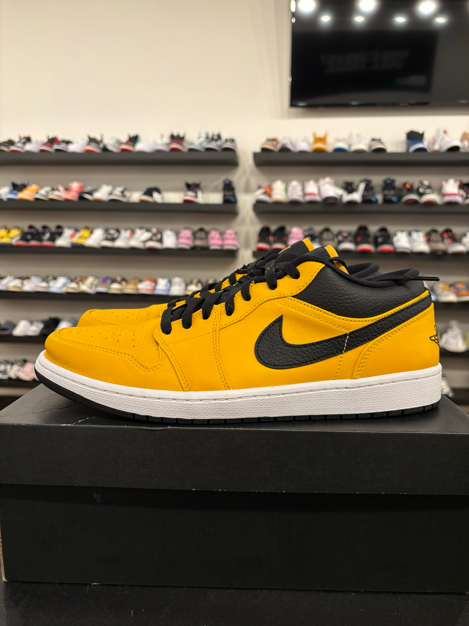 Jordan 1 Low University Gold Size 13 Pre-Owned