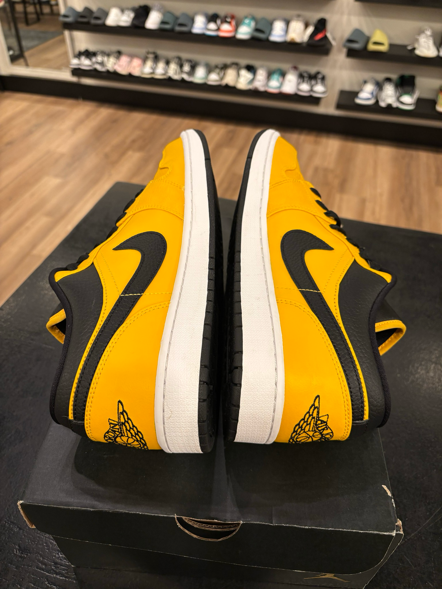 Jordan 1 Low University Gold Size 13 Pre-Owned