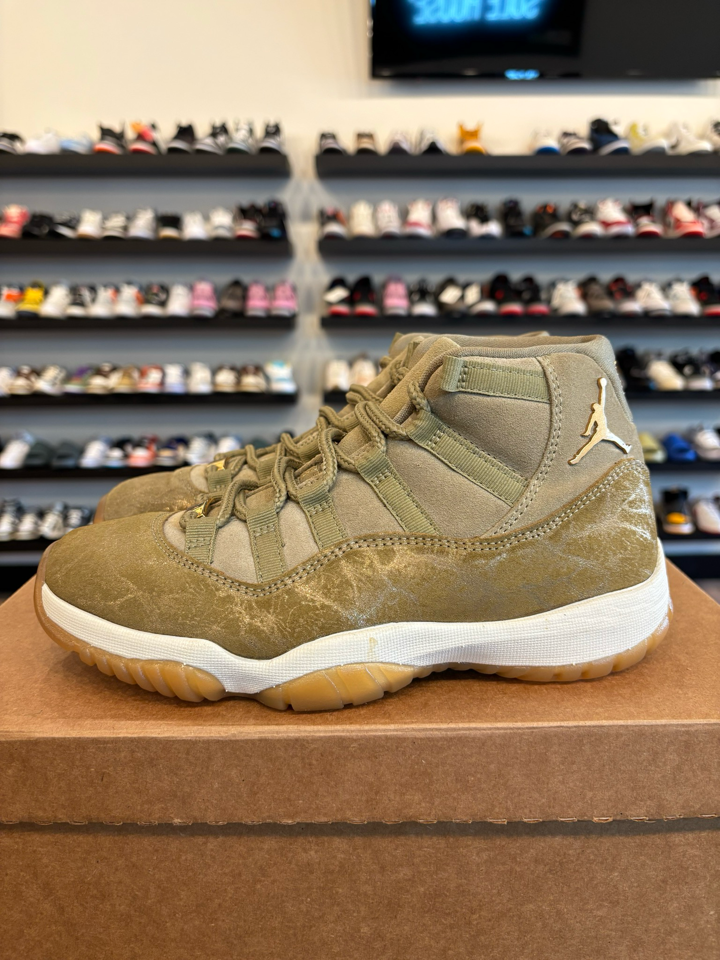 Jordan 11 Neutral Olive Size 6Y (7.5W) Pre-Owned (No Box) (A)