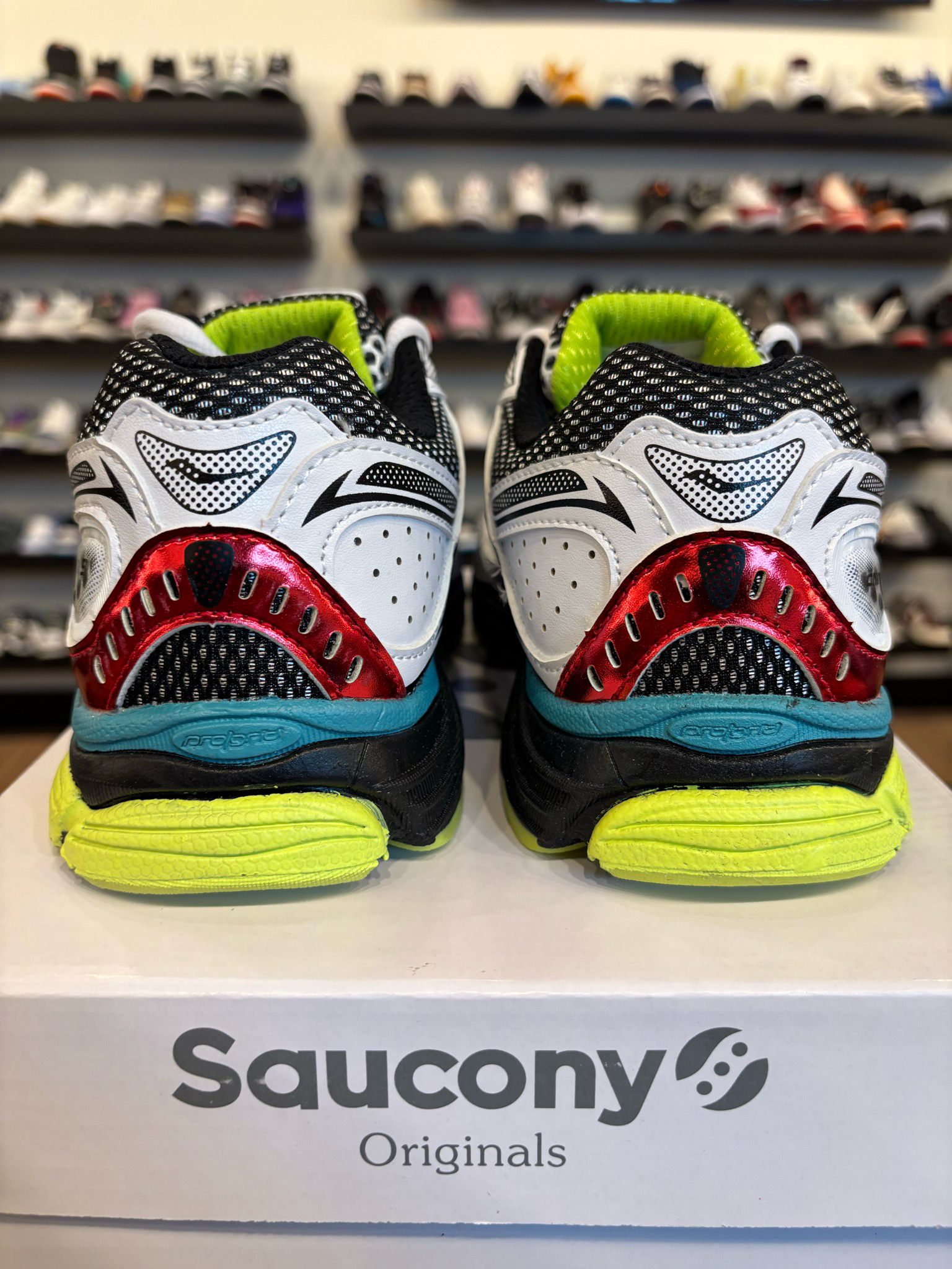 Saucony Omni 9 KDZ Multicolor Size 6 (7.5W) Brand New