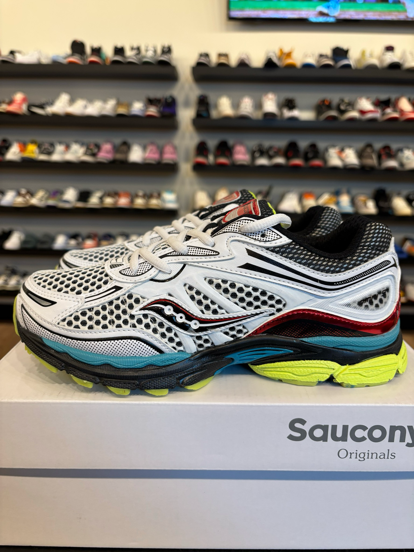 Saucony Omni 9 KDZ Multicolor Size 6 (7.5W) Brand New