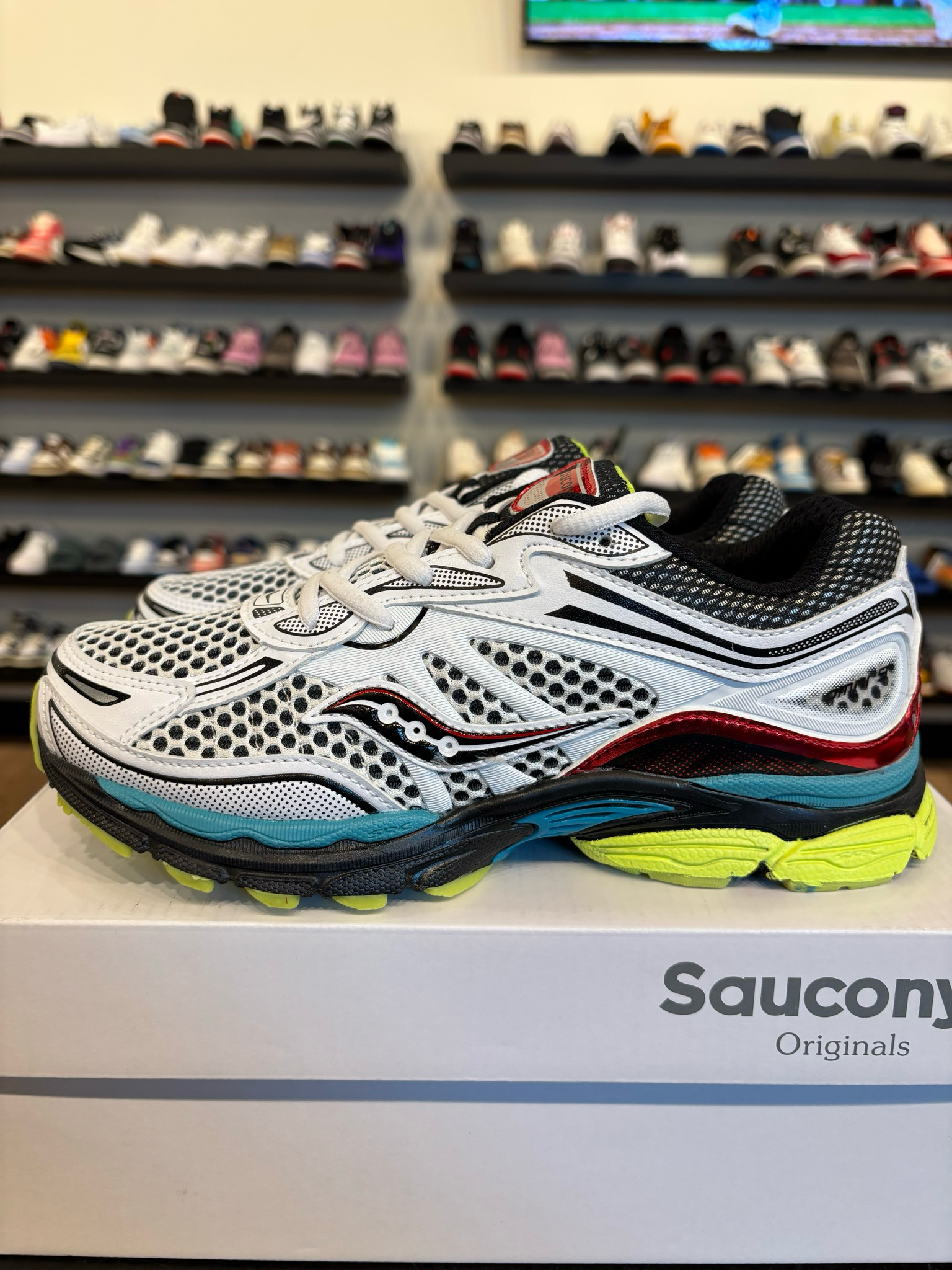Saucony Omni 9 KDZ Multicolor Size 6 (7.5W) Brand New