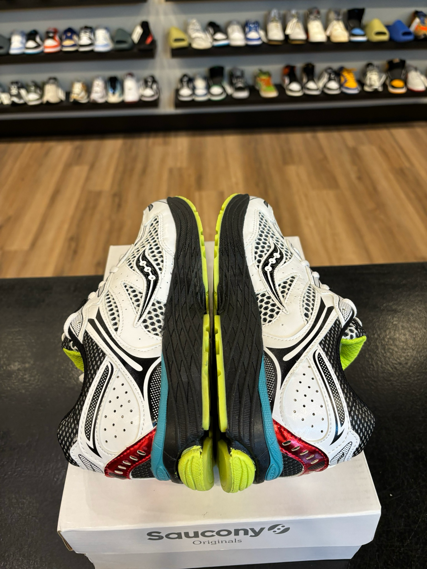 Saucony Omni 9 KDZ Multicolor Size 6 (7.5W) Brand New