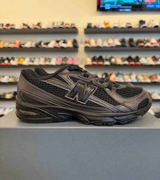 New Balance Bungee Lace Black Size 2.5Y (4W) Brand New