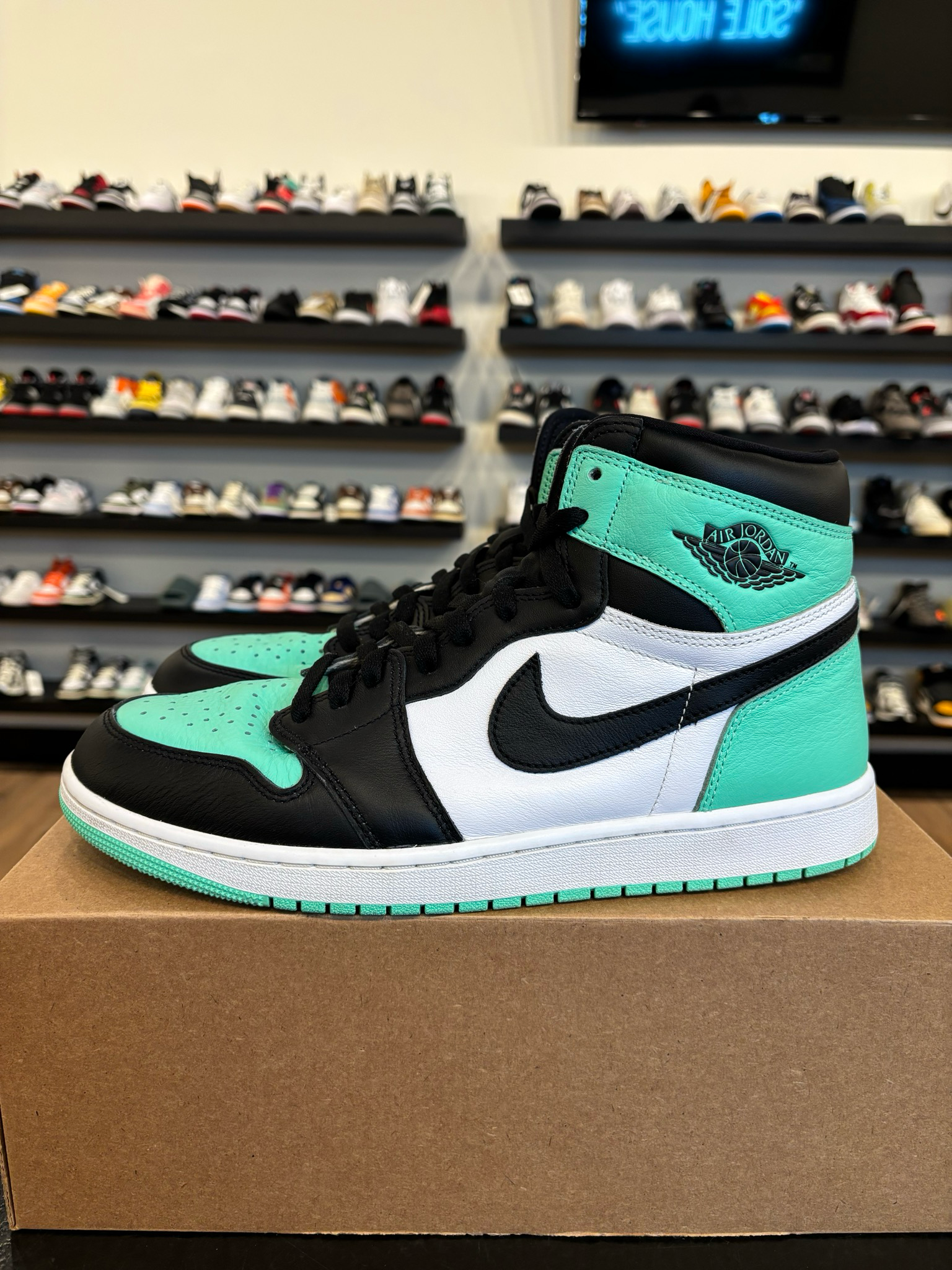 Jordan 1 Green Glow Size 12 Pre-Owned (No Box)