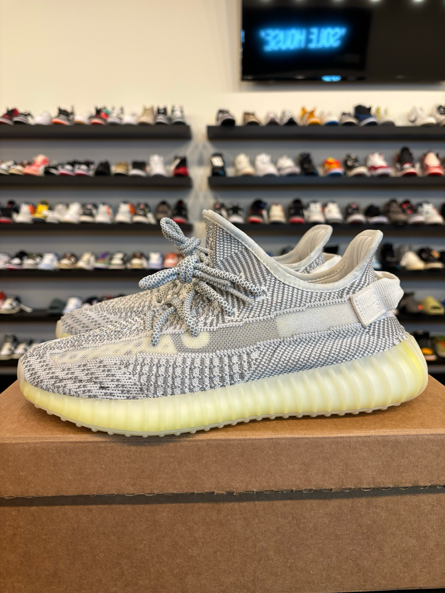 Yeezy 350 V2 Static Size 9 Pre-Owned (No Box)
