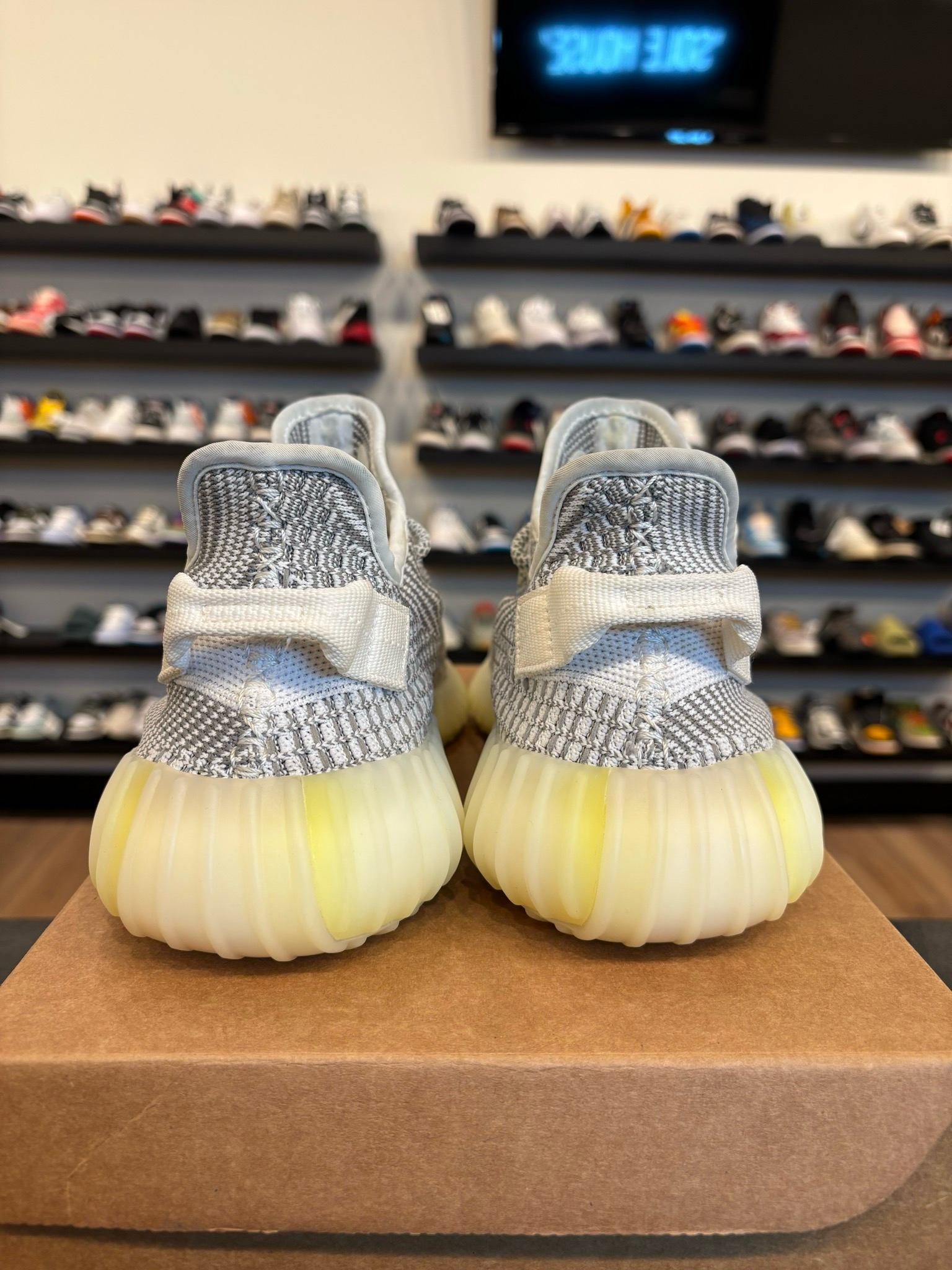 Yeezy 350 V2 Static Size 9 Pre-Owned (No Box)