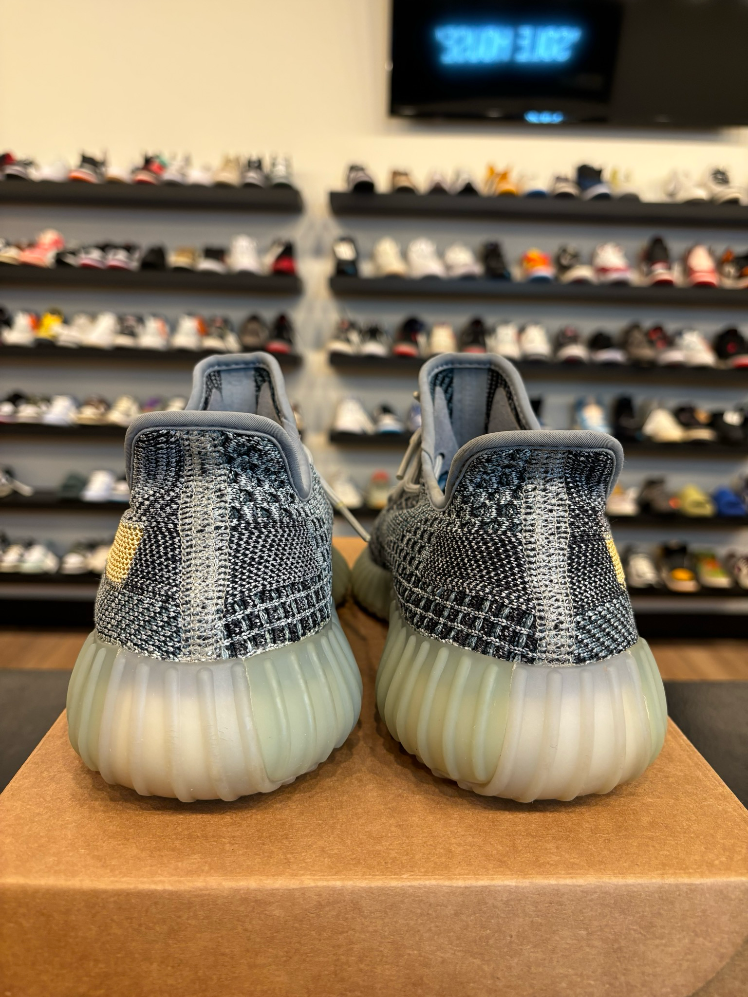 Yeezy 350 V2 Ash Blue Size 8 Pre-Owned (No Box)