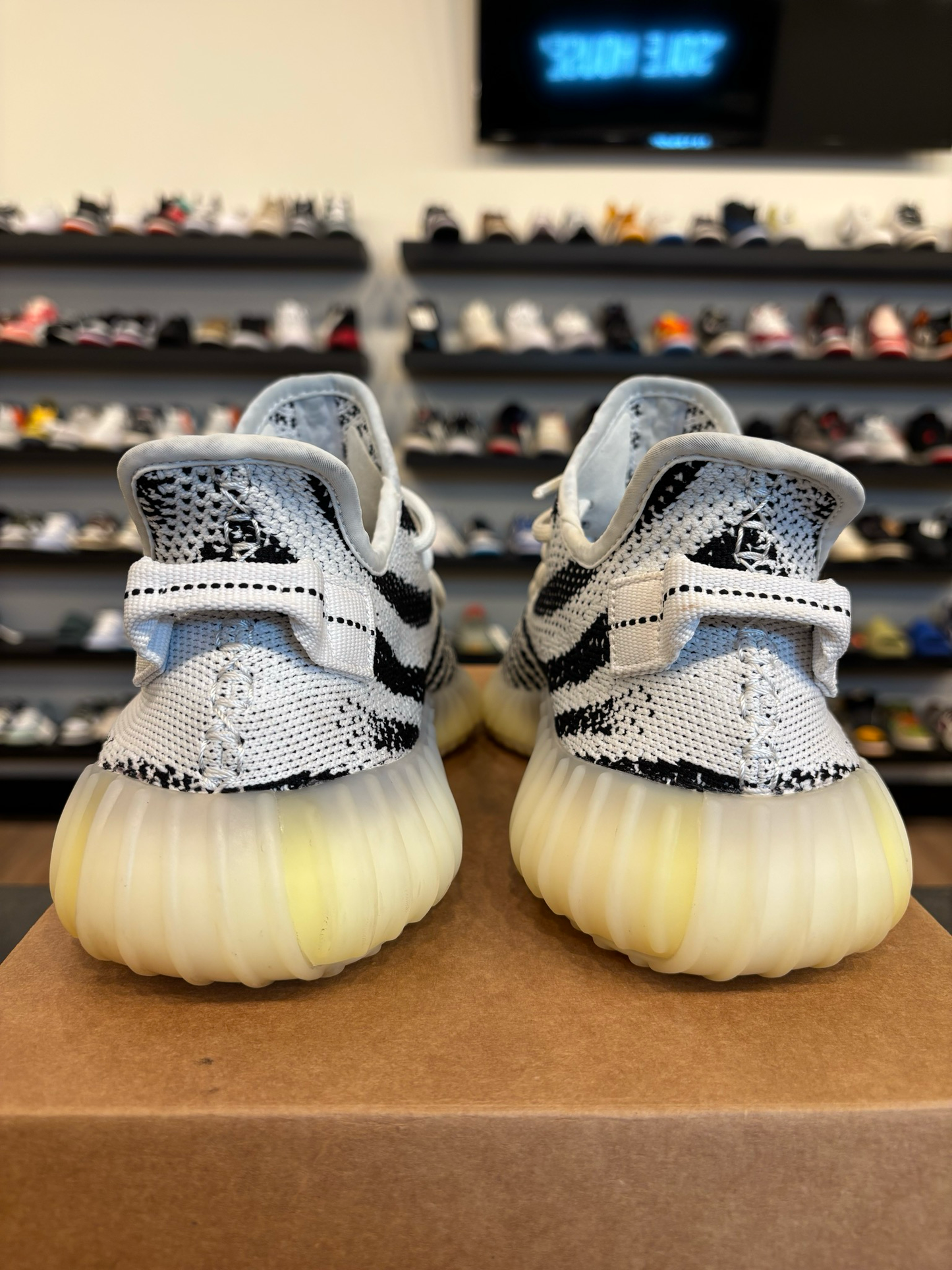 Yeezy 350 V2 Zebra Size 8 Pre-Owned (No Box)