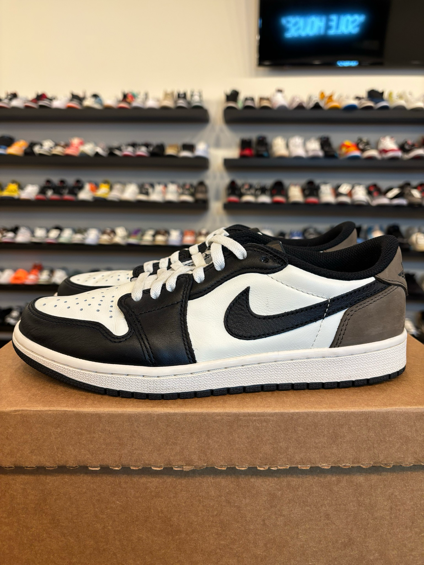 Jordan 1 Low Mocha Size 8.5 Pre-Owned (No Box)